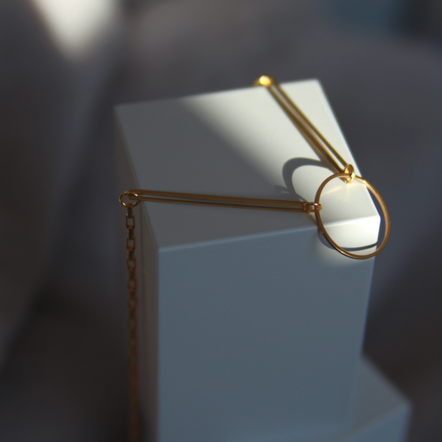 Halskette mit goldfarbenem Ring
