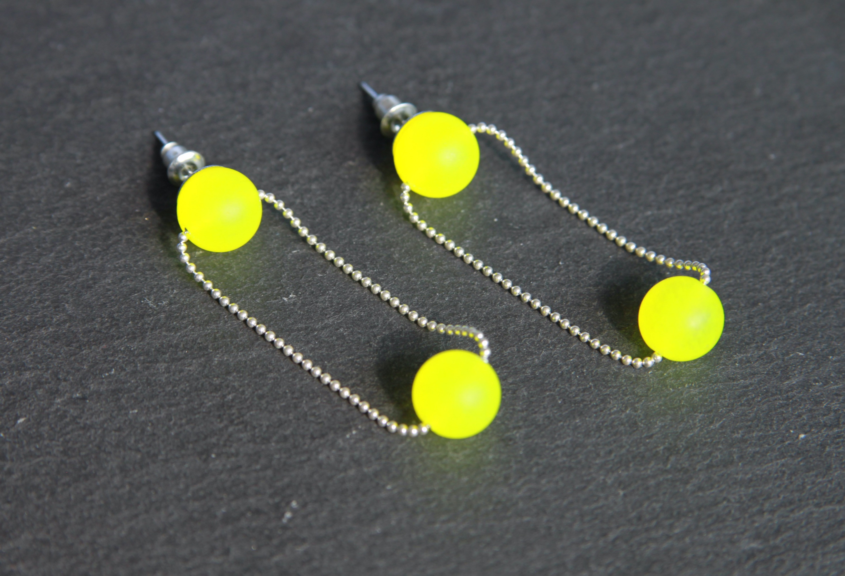 Ohrstecker, leuchtgrüne Perlen