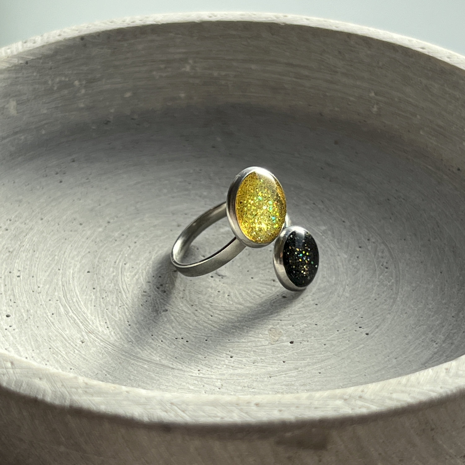 Ring, rund, rot-schwarz, Edelstahl, mittel, mit Rand