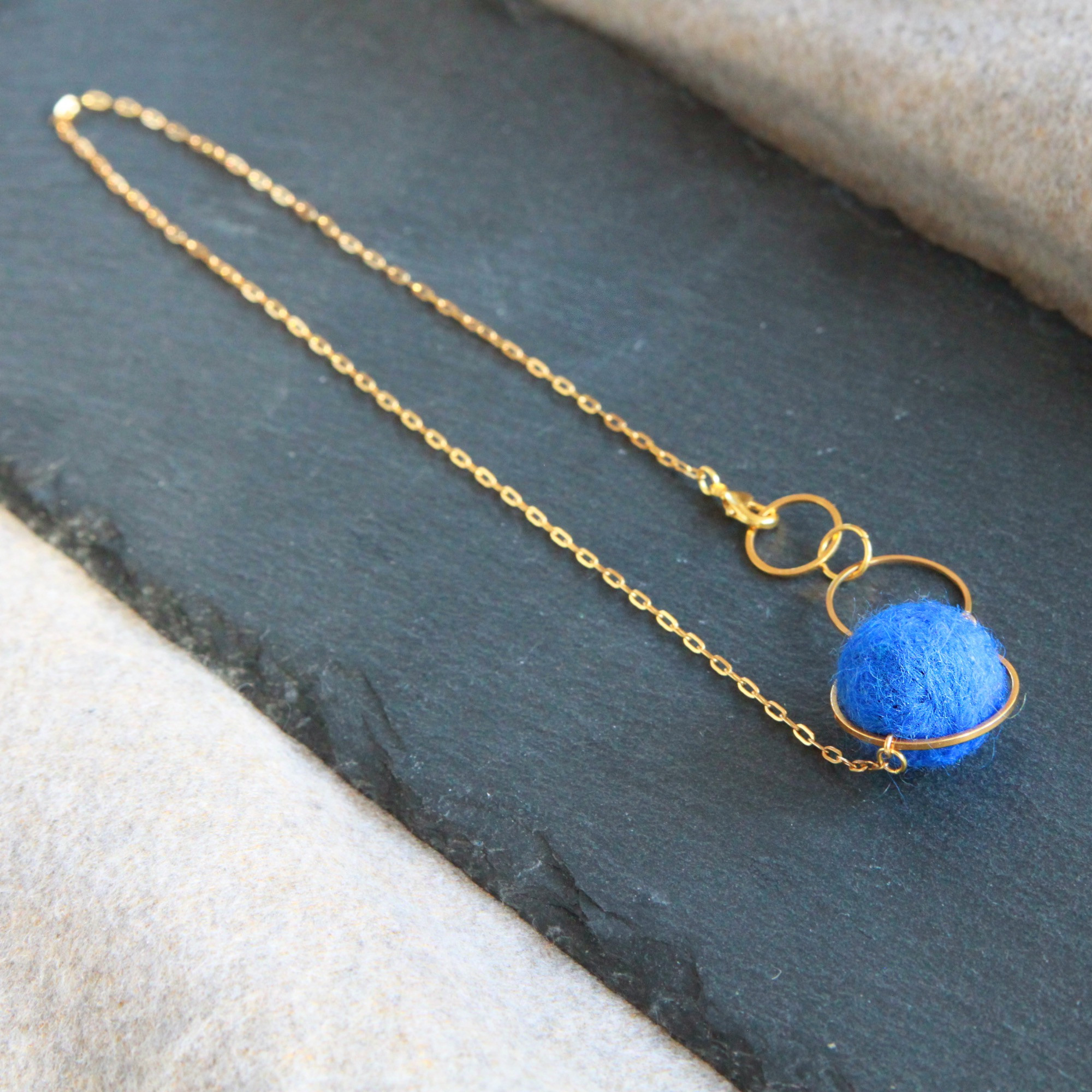 Halskette goldfarben mit blauer Filzhalbkugel
