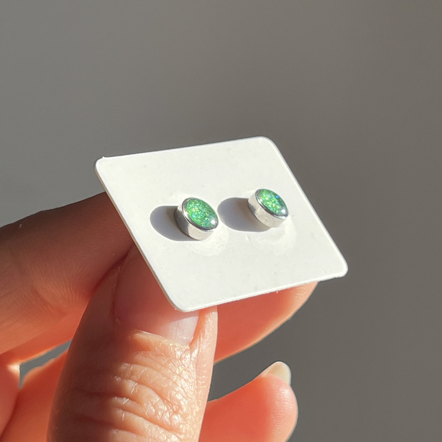 Ohrstecker, rund, grün, Edelstahl, klein, ohne Rand