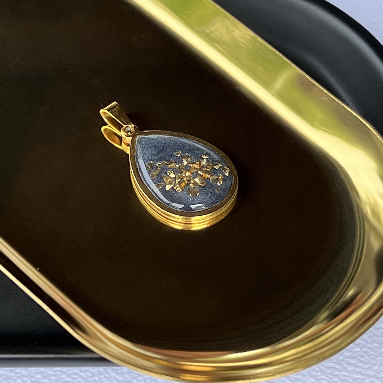Anhänger tropfenförmig graue Basis, golden verziert
