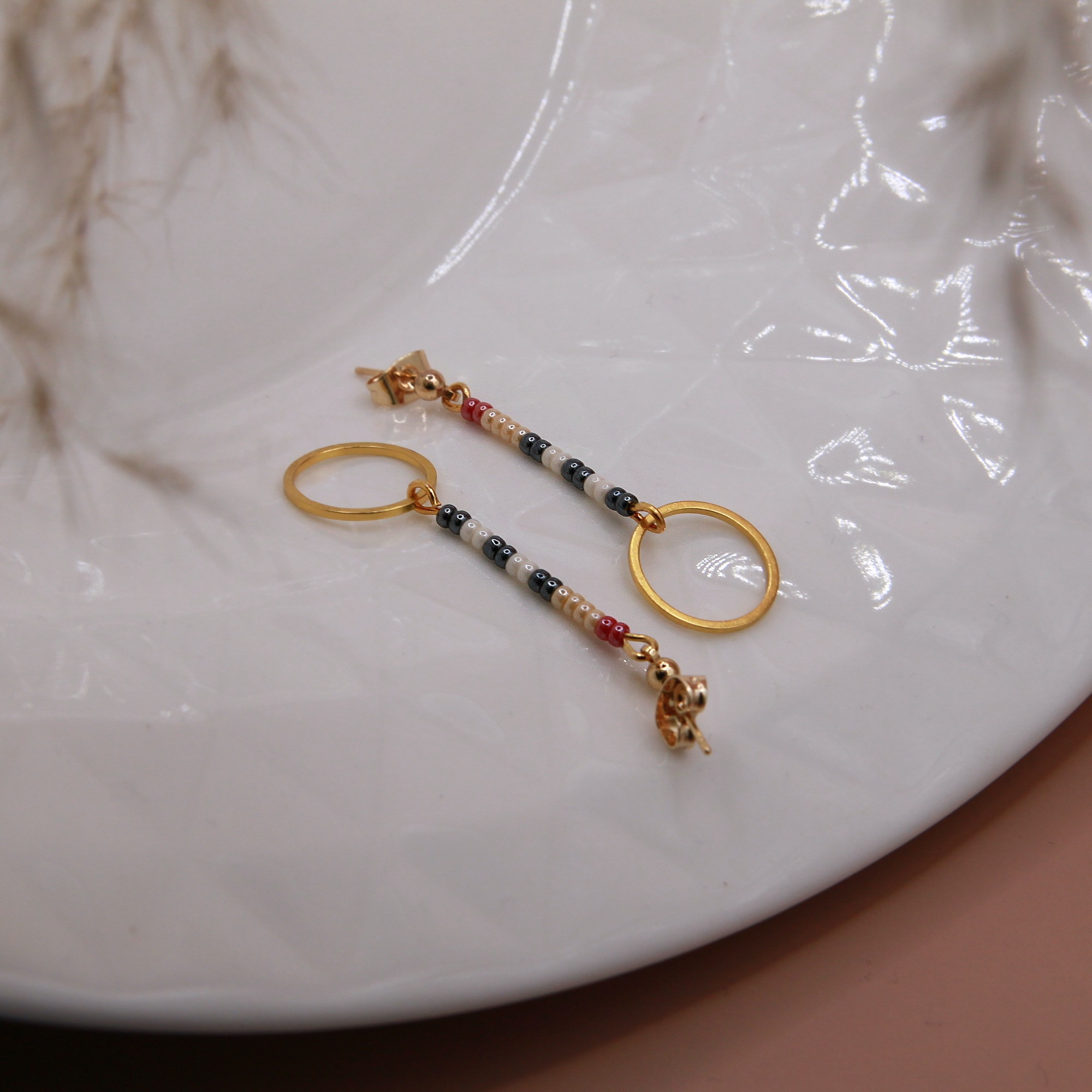 Ohrstecker, Anhänger Miyuki-Perlen und goldfarbener Ring