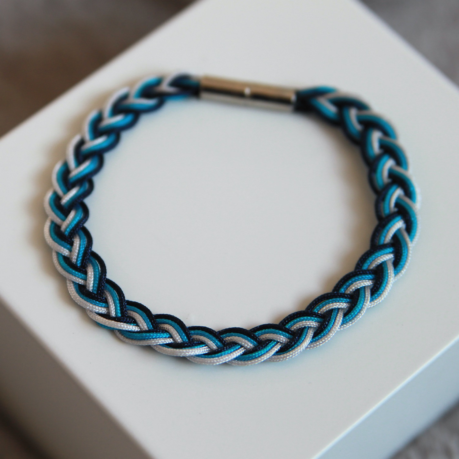 Armband Kumihimo, blau-schwarz-weiß