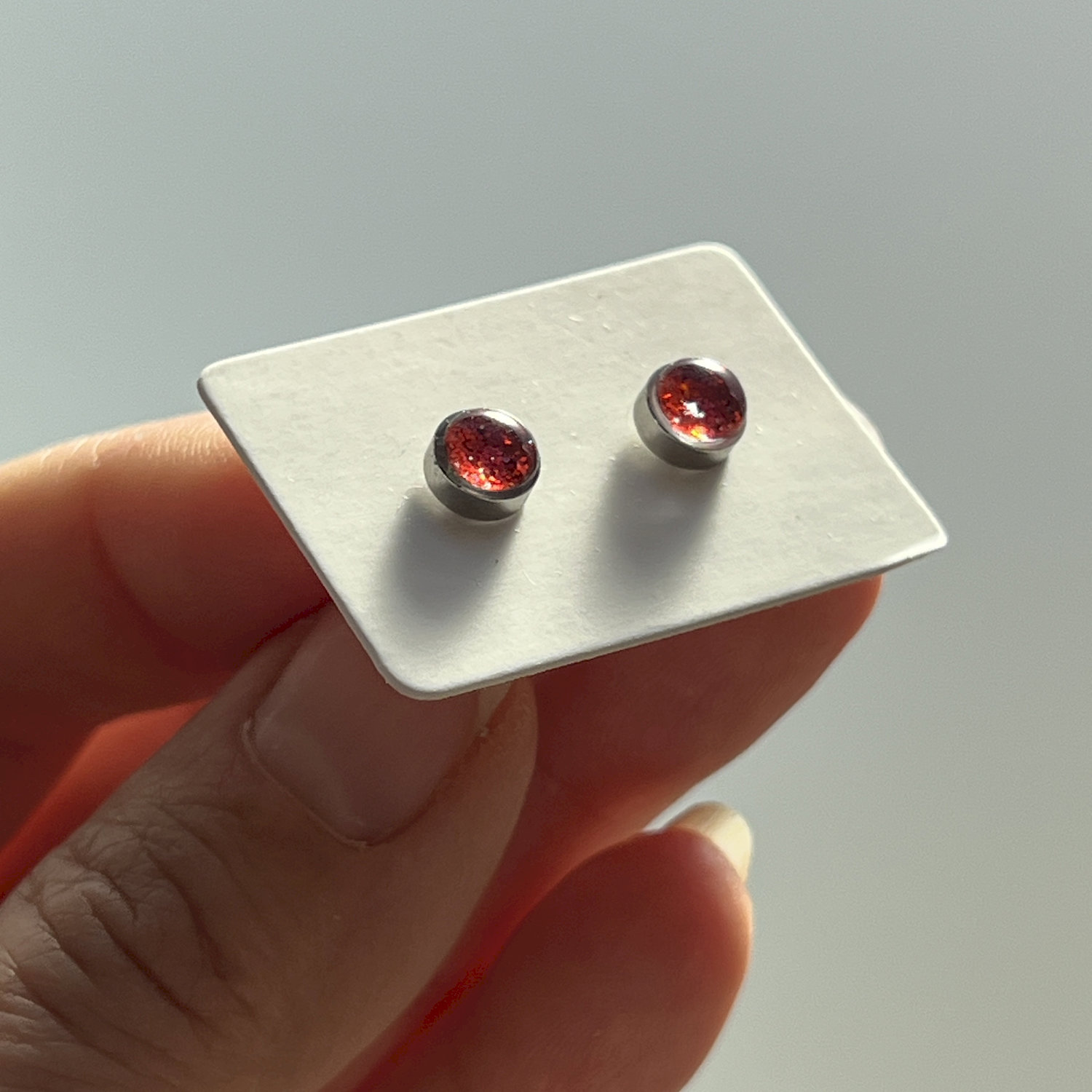 Ohrstecker, rund, rot, Edelstahl, klein, mit Rand