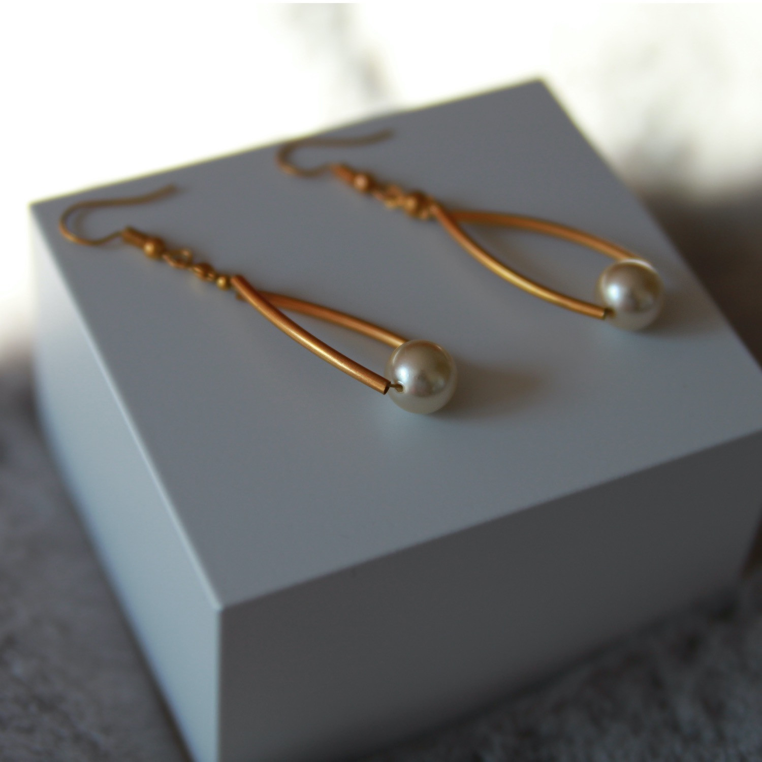 Ohrhänger, Metallröhrchen mit Perle