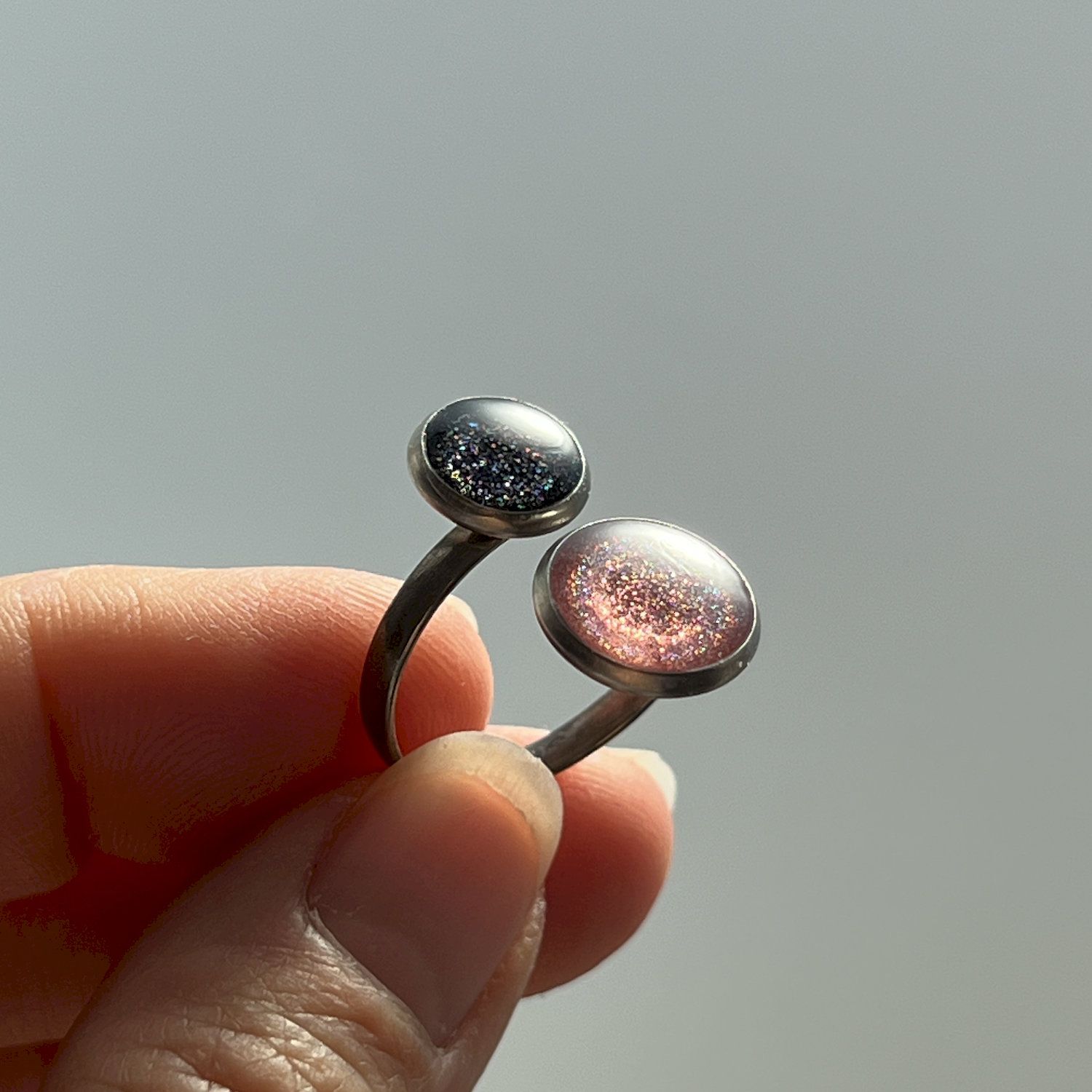 Ring, rund, pink-blau, Edelstahl, mittel, mit Rand