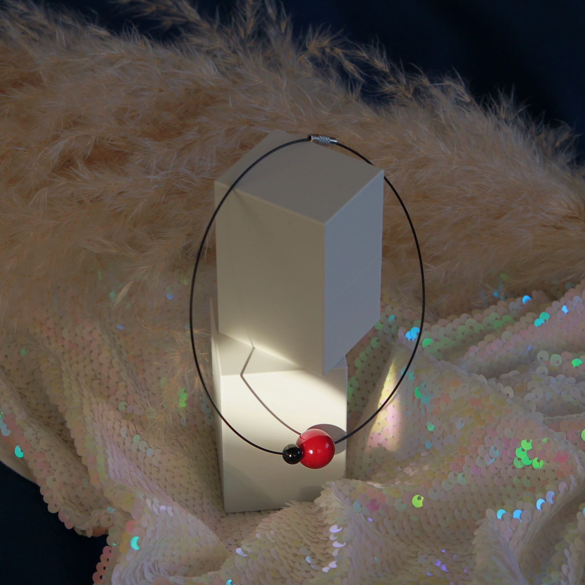 Halskette mit planetenartigen Perlen