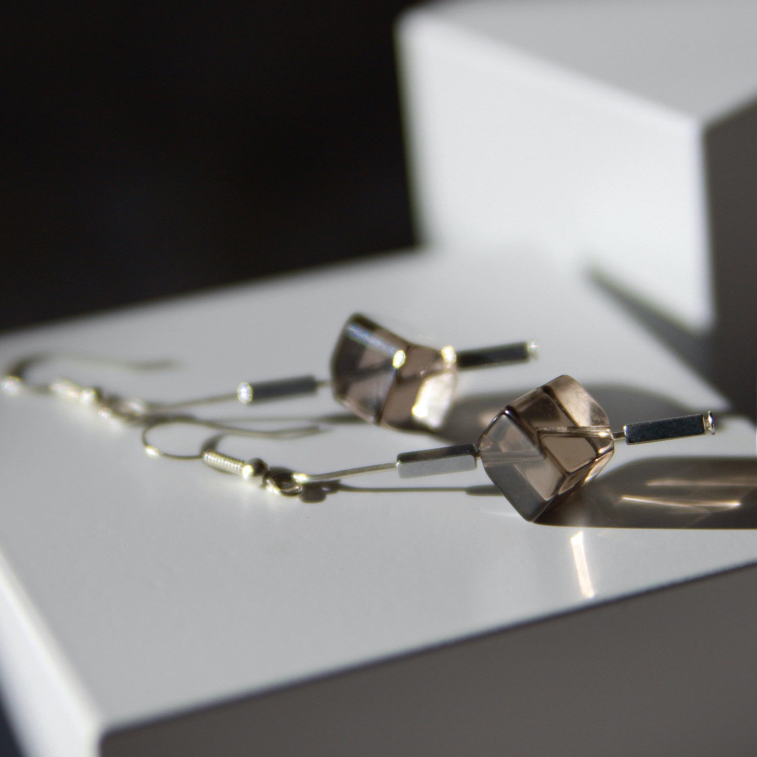 Ohrhänger mit kubischer Rauchquarzperle