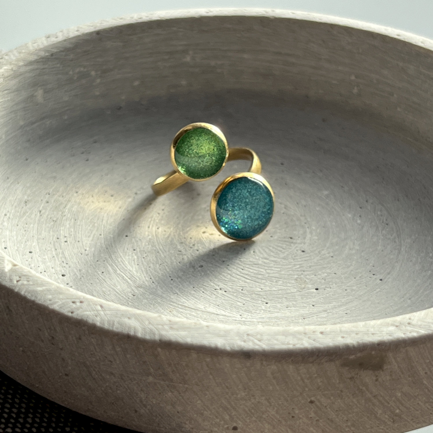 Ring, rund, grün-blau, Edelstahl, mittel, mit Rand