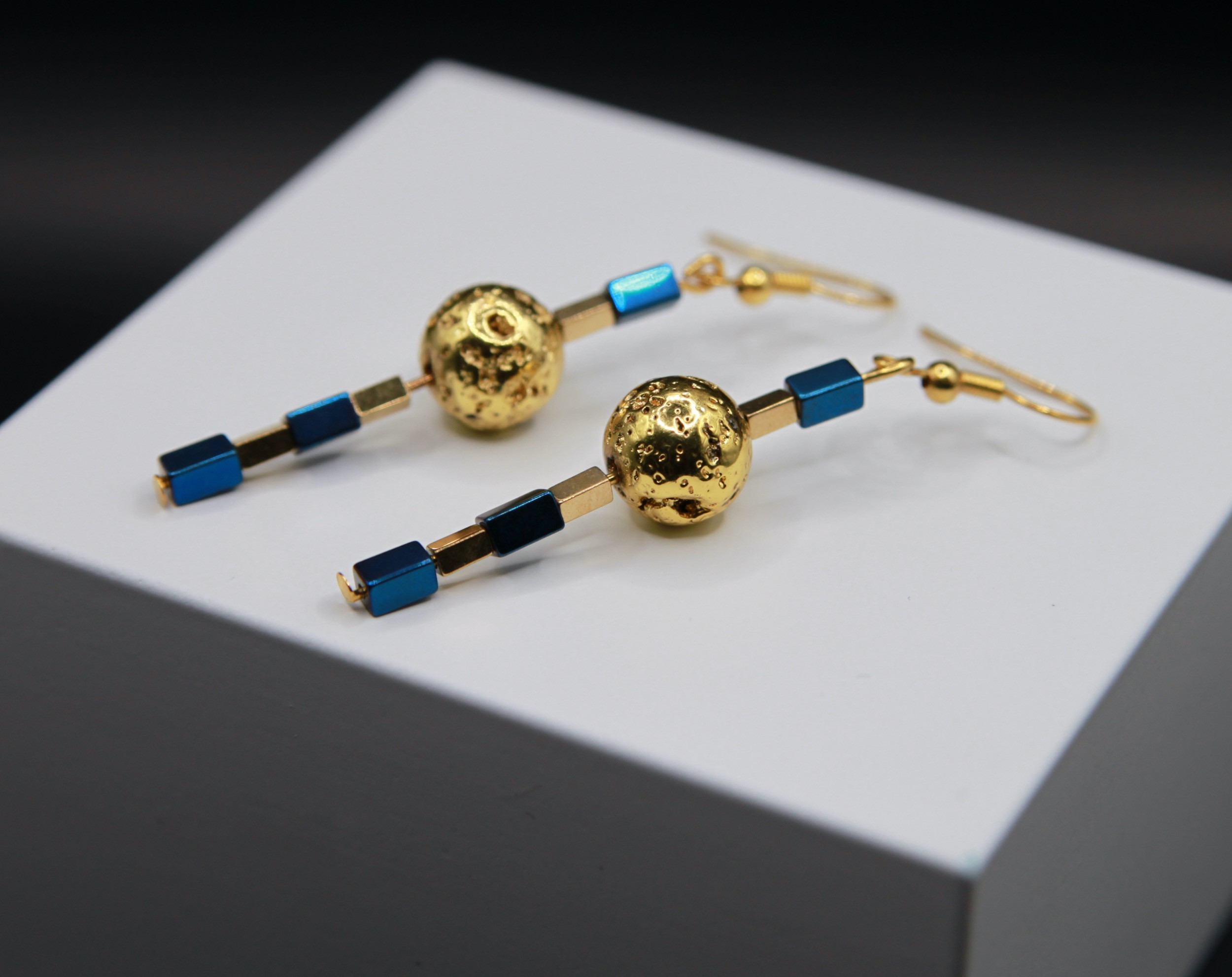 Ohrhänger, Hämatit und Lavastein vergoldet