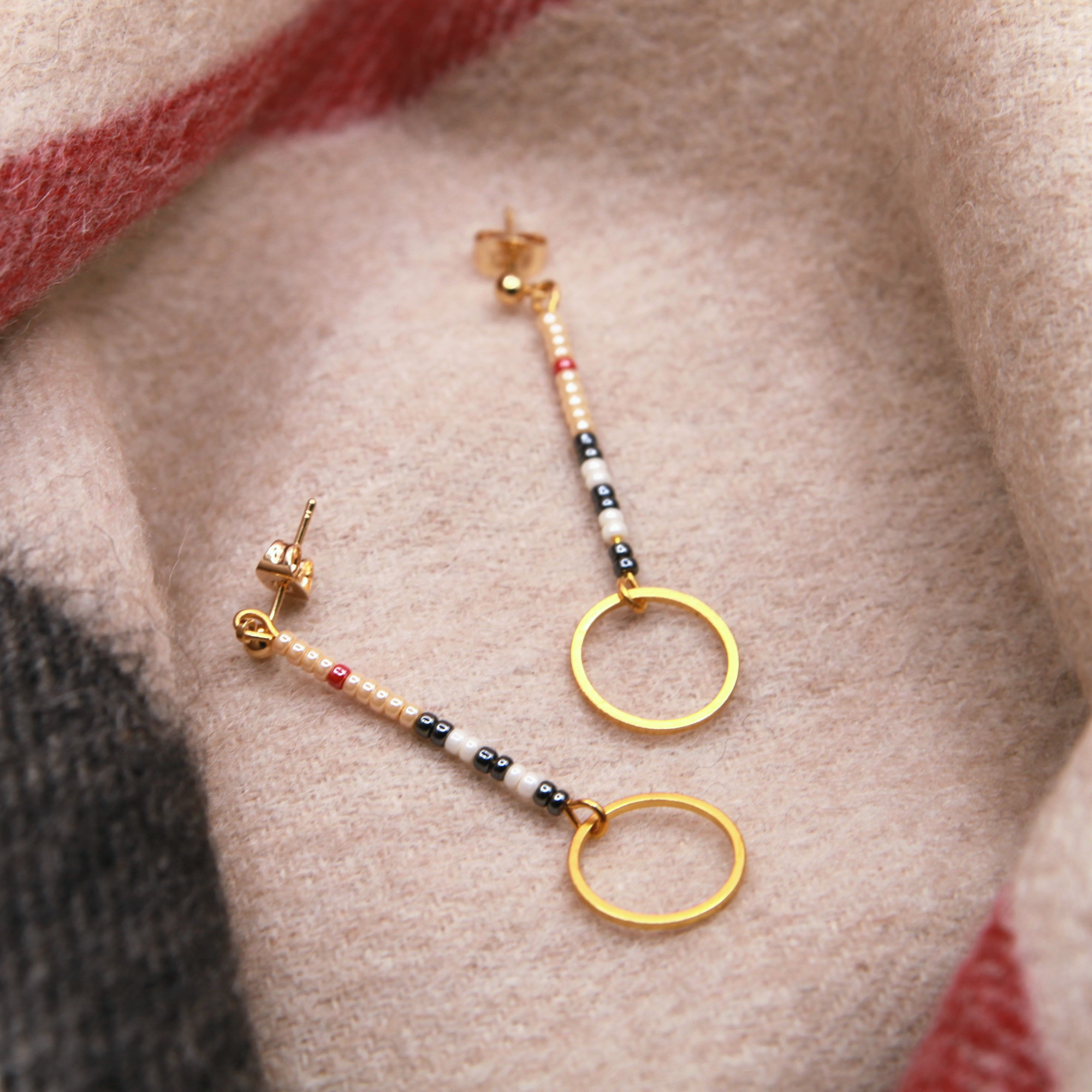 Ohrstecker, Anhänger Miyuki-Perlen und goldfarbener Ring