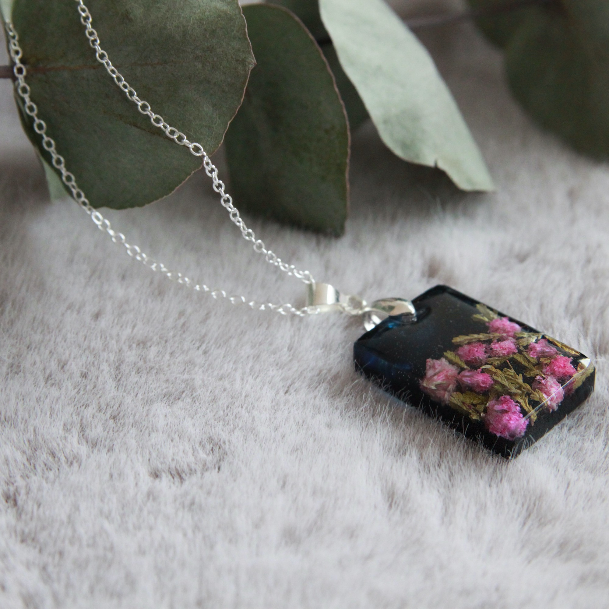 Anhänger rechteckig mit eingegossenen rosa Blüten