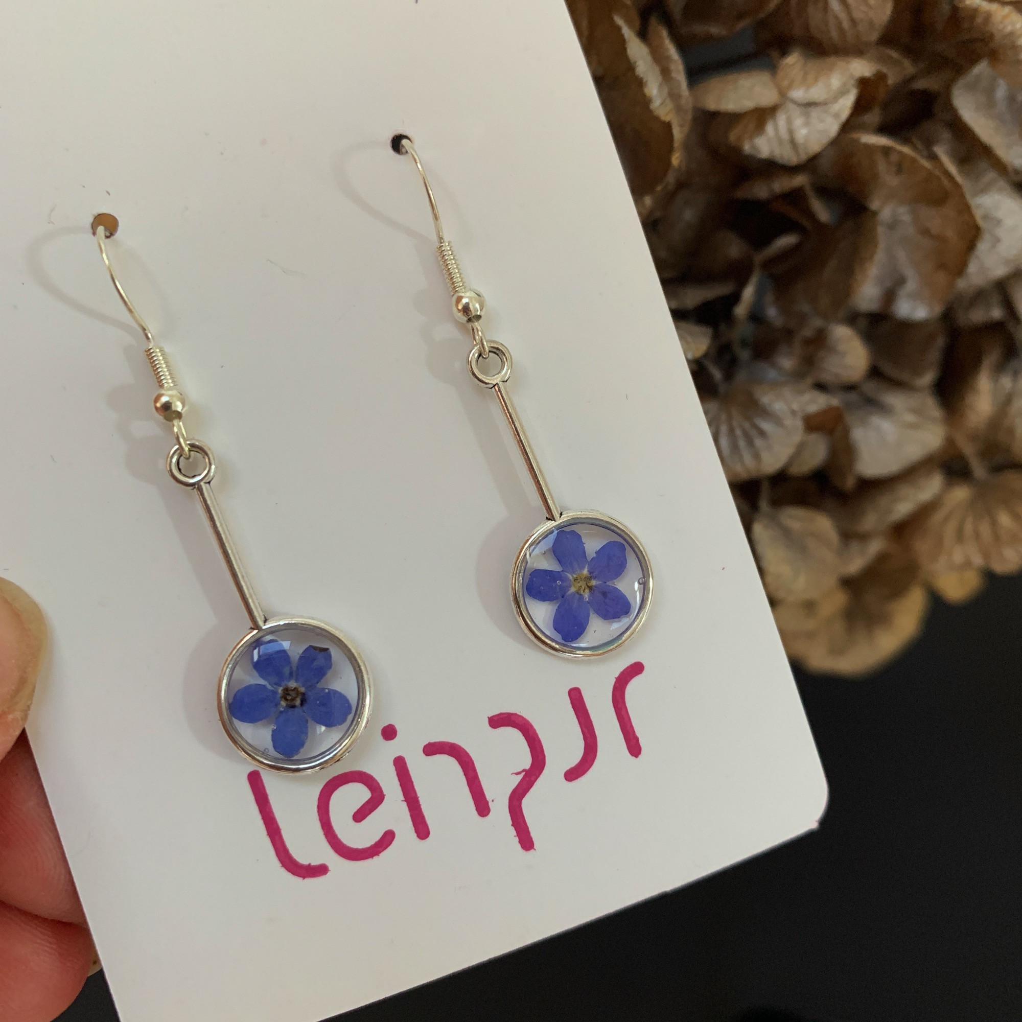 Ohrhänger, in Harz eingegossene Blüte