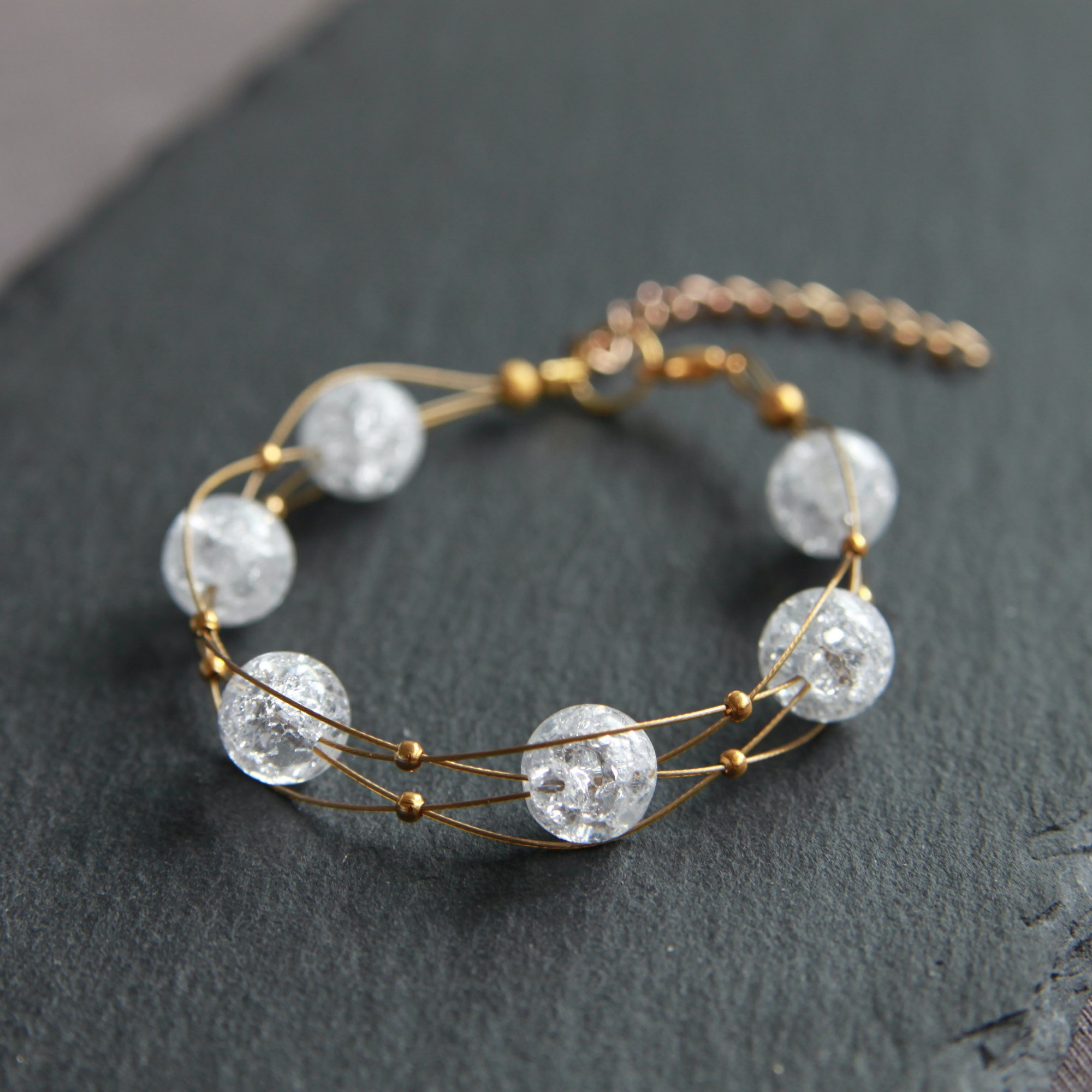 Armband, goldfarbener Draht, Bergkristall-Perlen