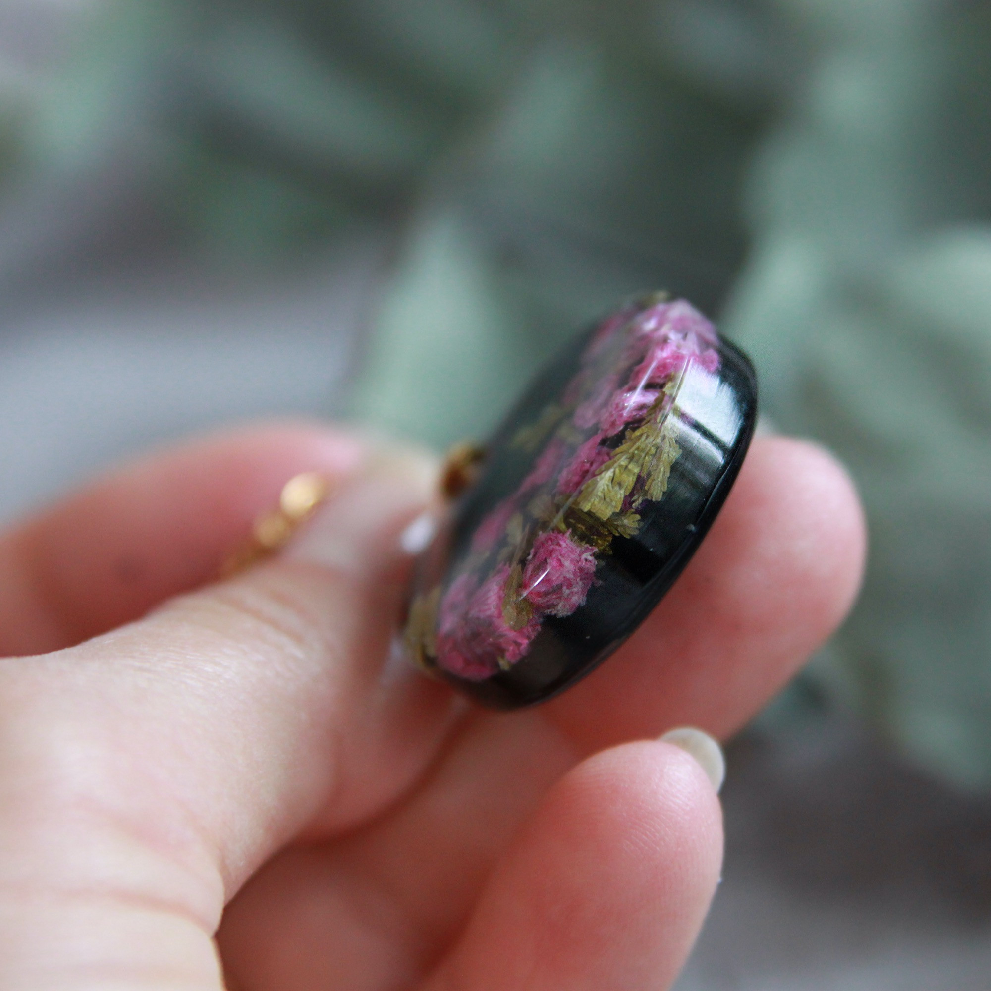 Anhänger rund mit eingegossenen rosa Blüten