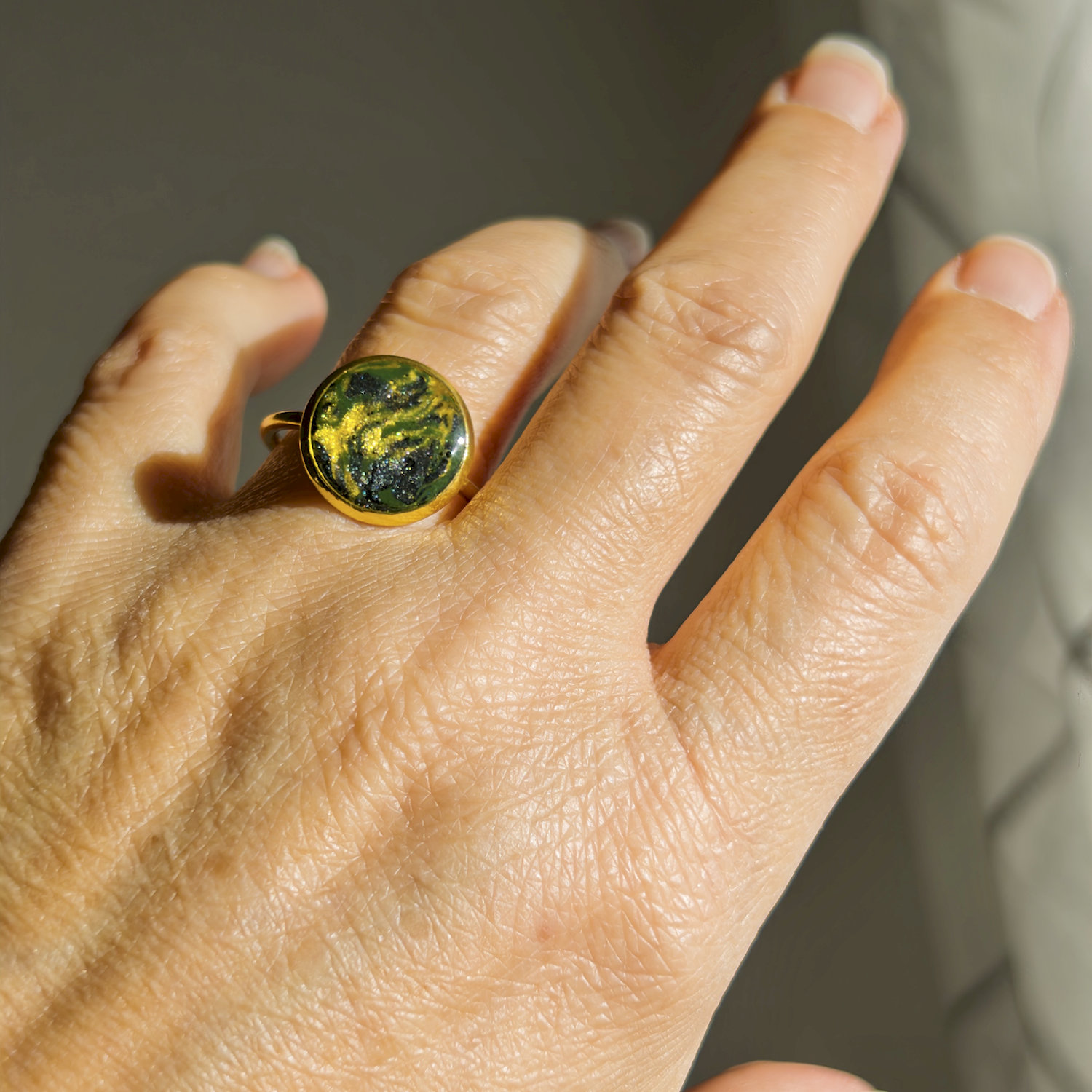 Ring, rund, grün-gelb, vergoldet, mittel, mit Rand