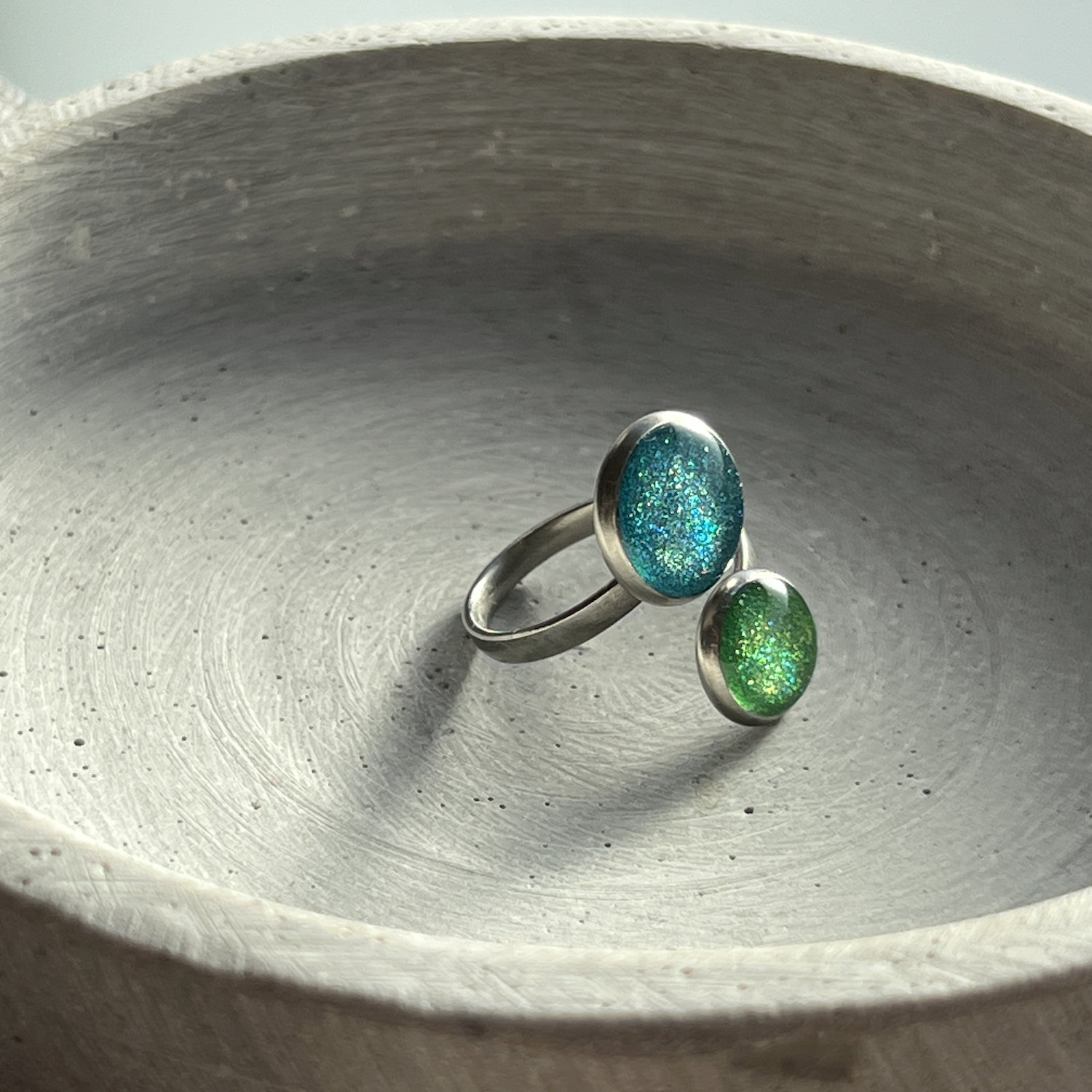 Ring, rund, grün-blau, Edelstahl, mittel, mit Rand