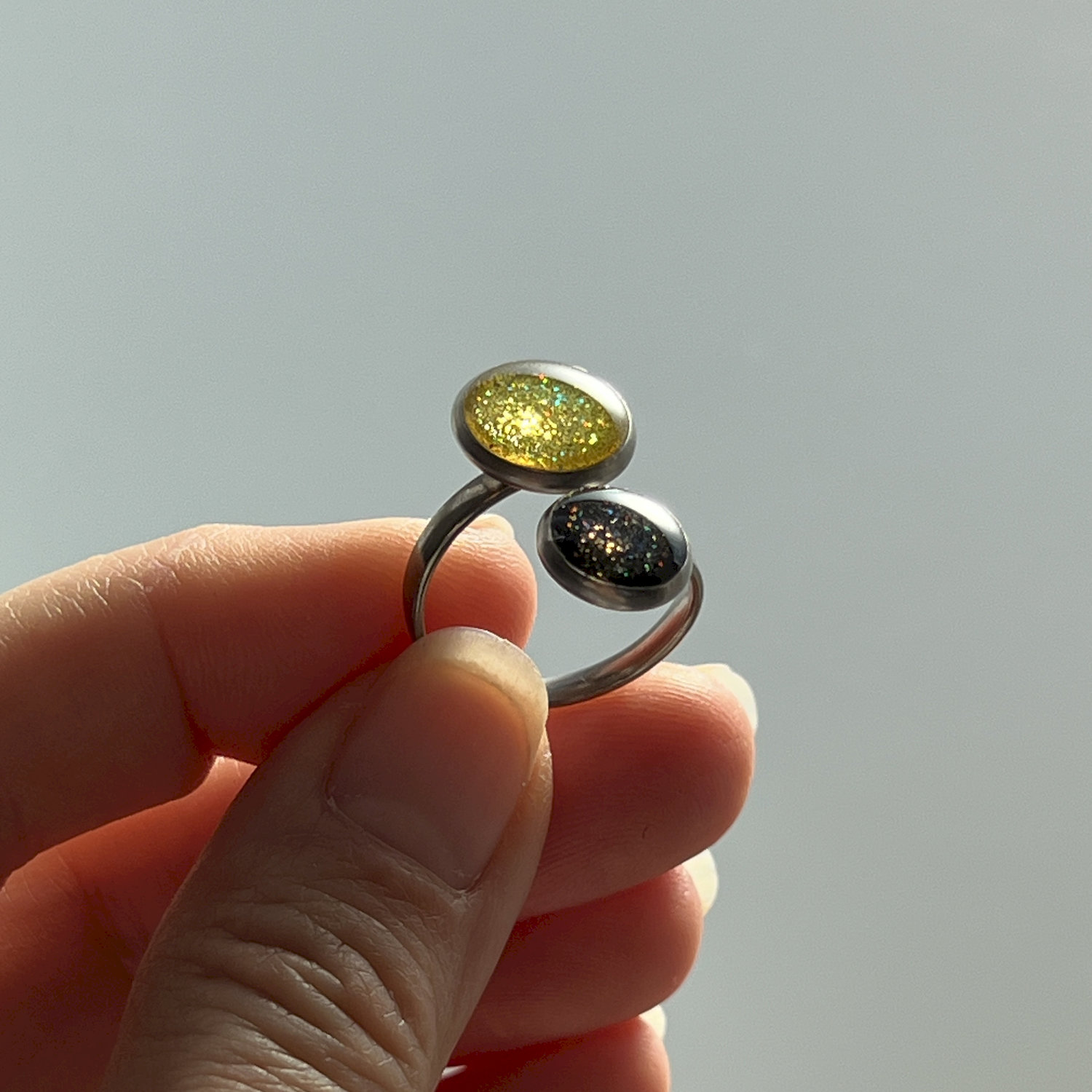 Ring, rund, rot-schwarz, Edelstahl, mittel, mit Rand