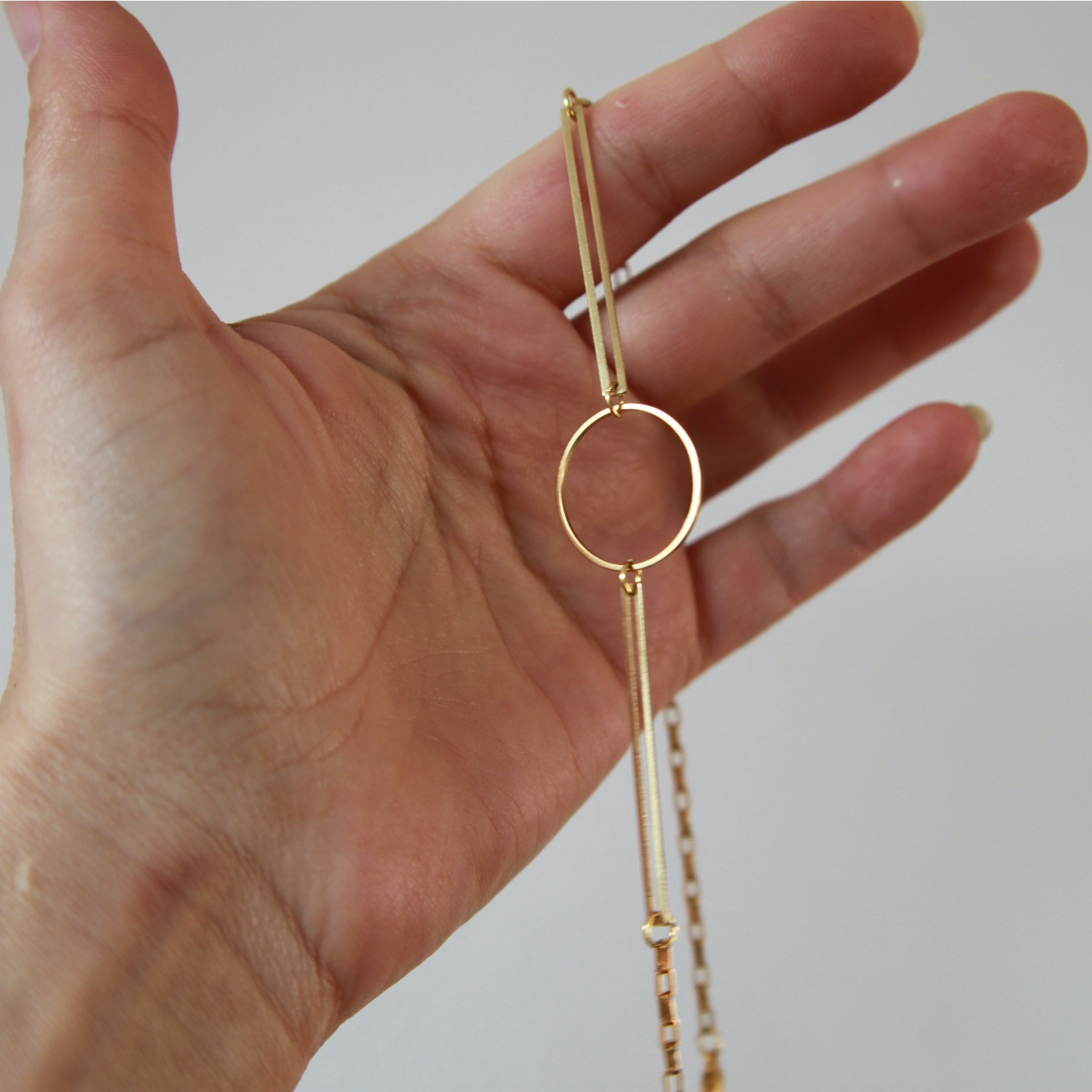 Halskette mit goldfarbenem Ring