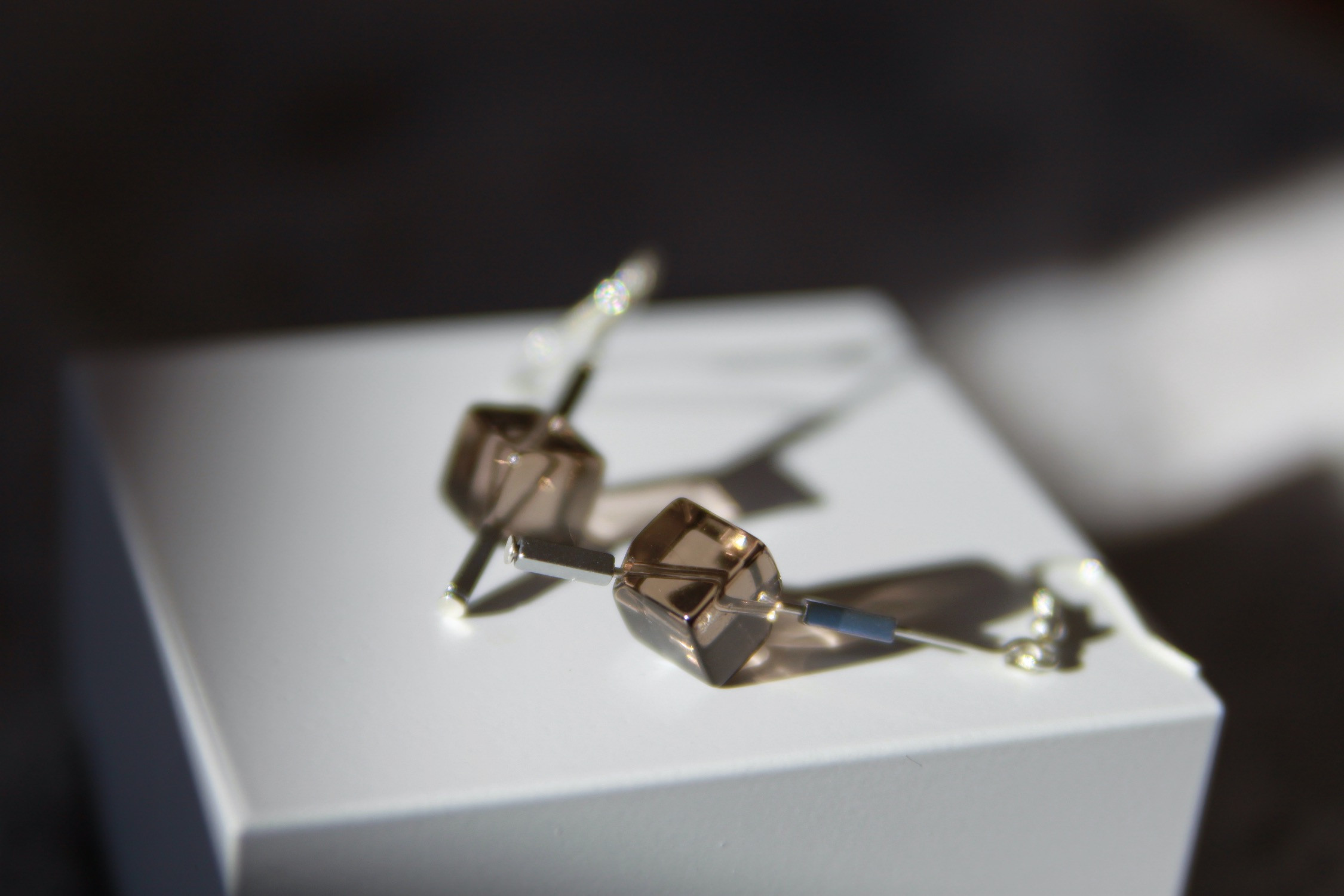 Ohrhänger mit kubischer Rauchquarzperle