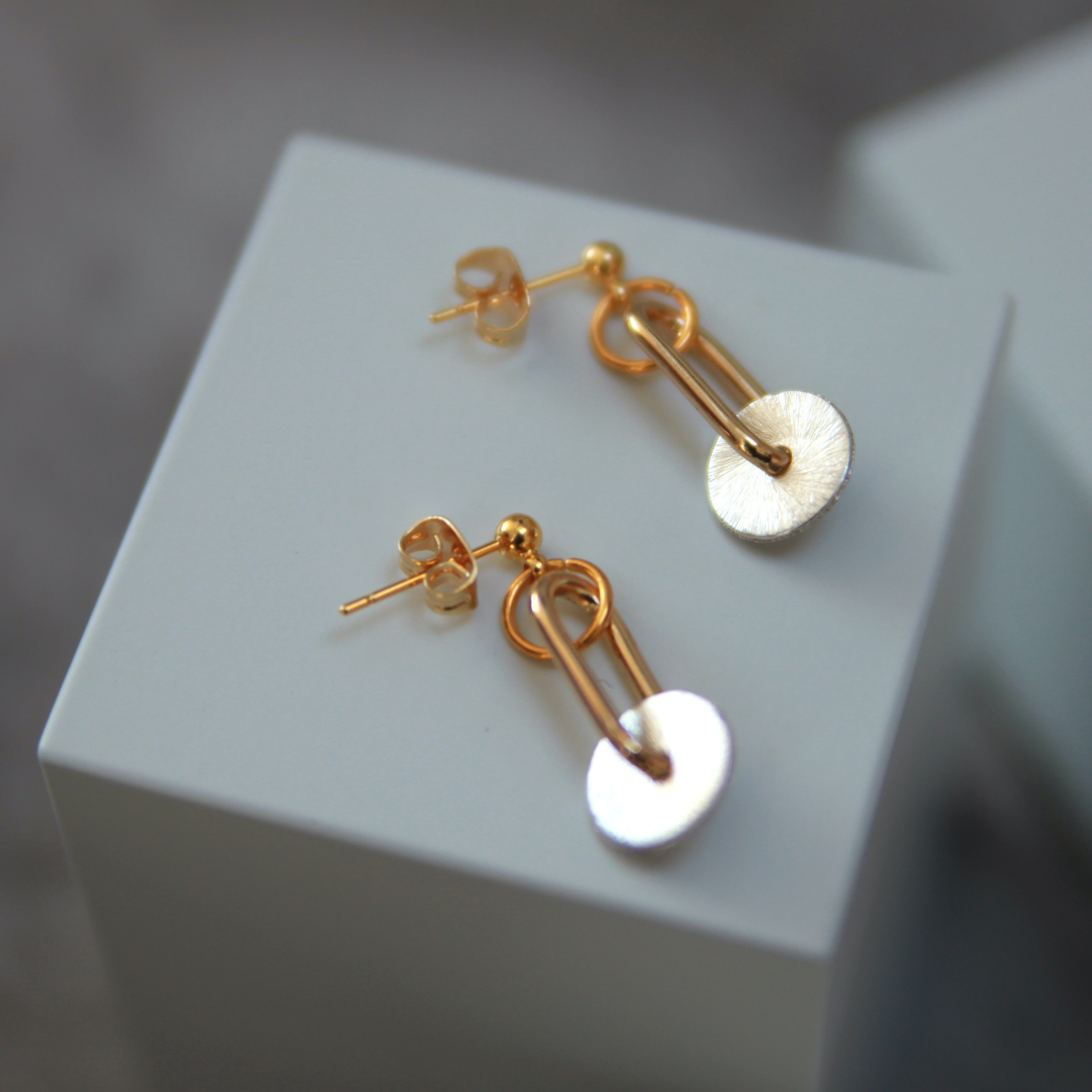 Ohrstecker, goldfarbene Ketten mit silberner Scheibe