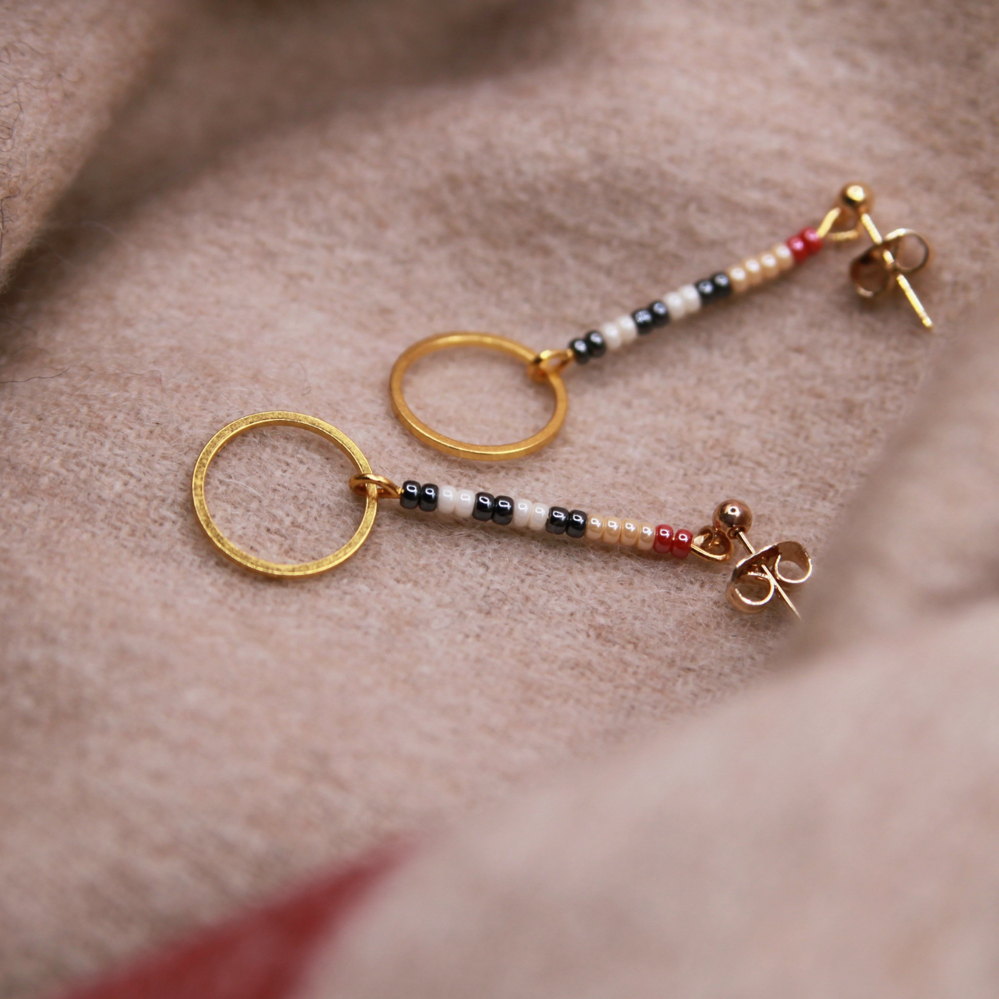 Ohrstecker, Anhänger Miyuki-Perlen und goldfarbener Ring