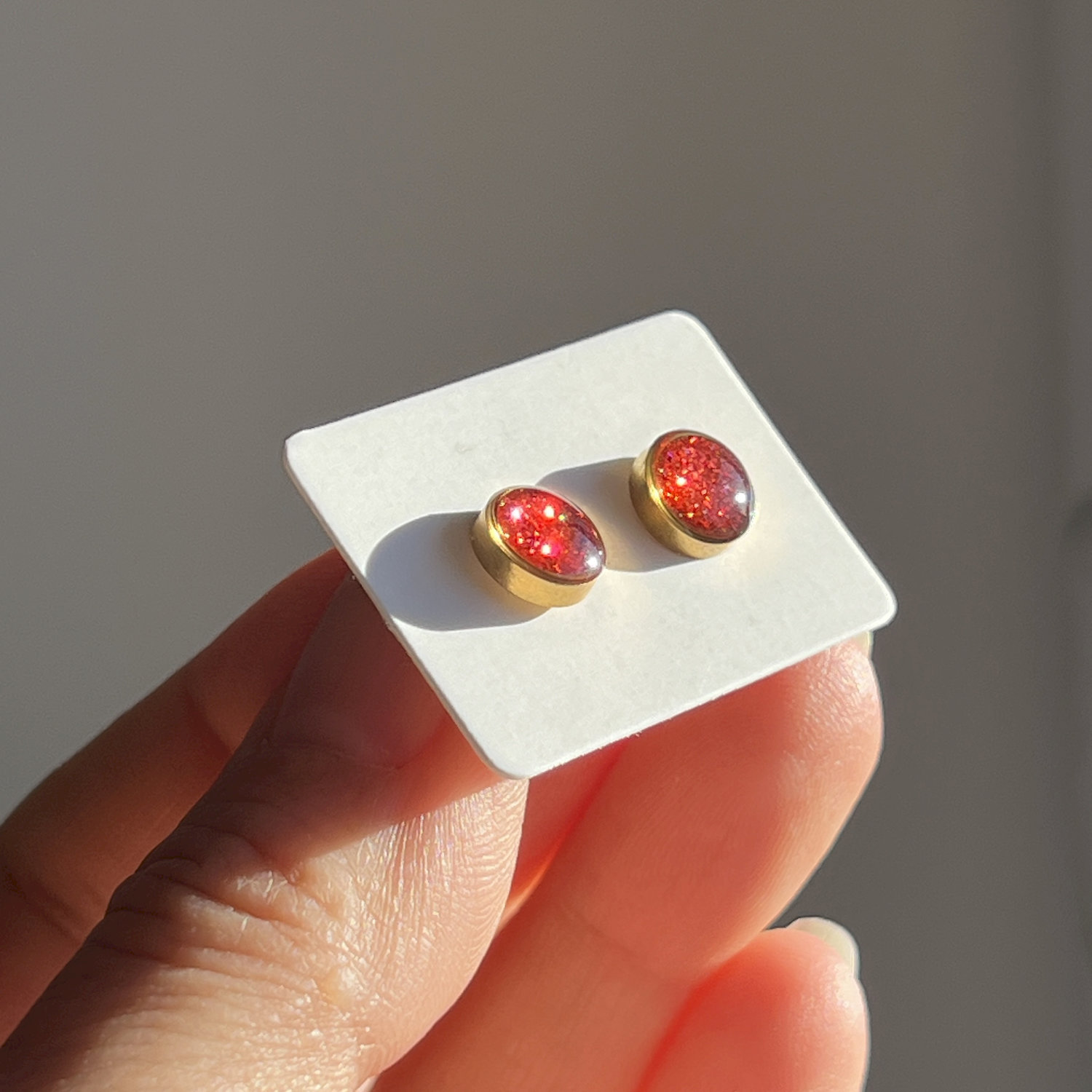 Ohrstecker, rund, rot, vergoldet, klein, mit Rand