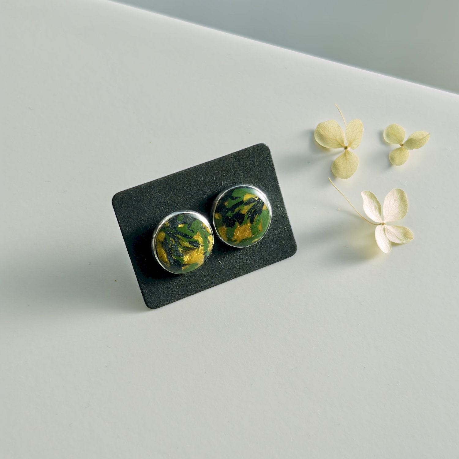 Ohrstecker, rund, grün-gelb, Edelstahl, mittel, mit Rand