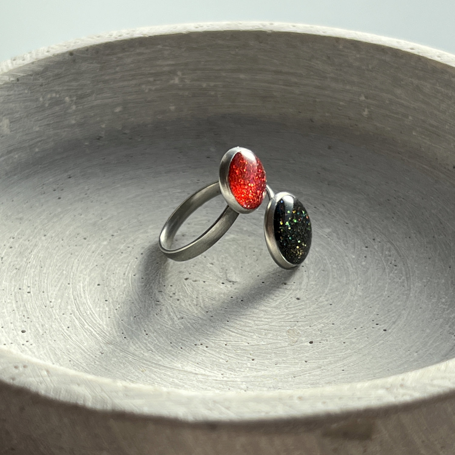 Ring, rund, rot-schwarz, Edelstahl, mittel, mit Rand