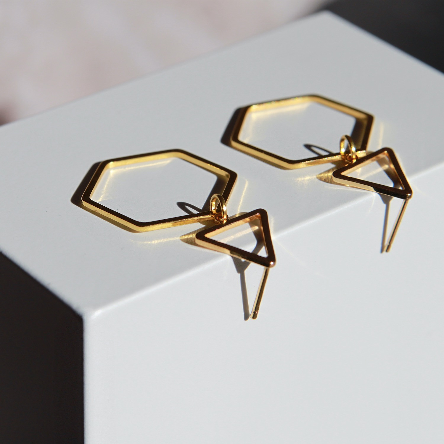 Ohrstecker, gelaserte Dreieck- / Hexagonform goldfarben