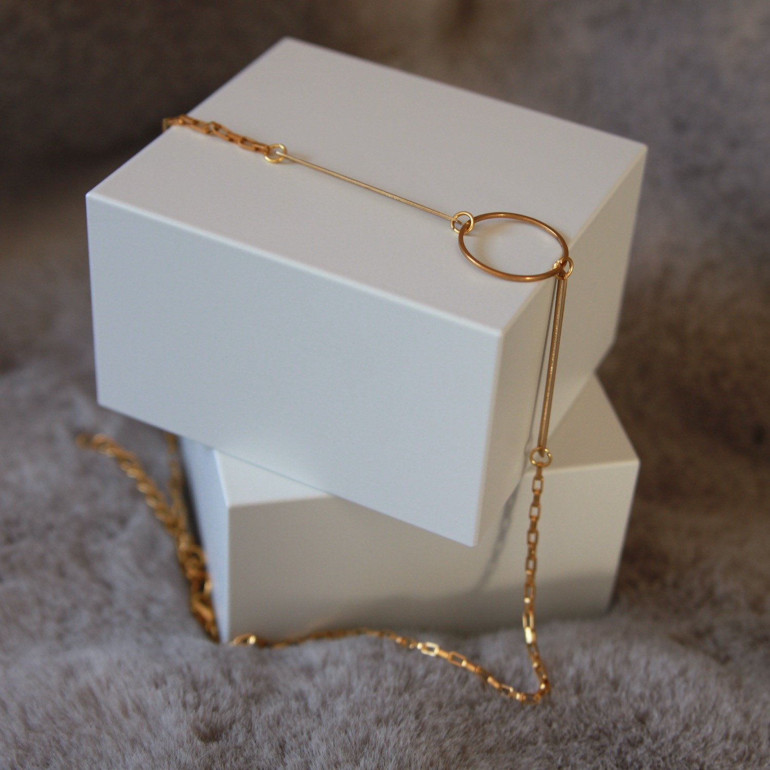 Halskette mit goldfarbenem Ring