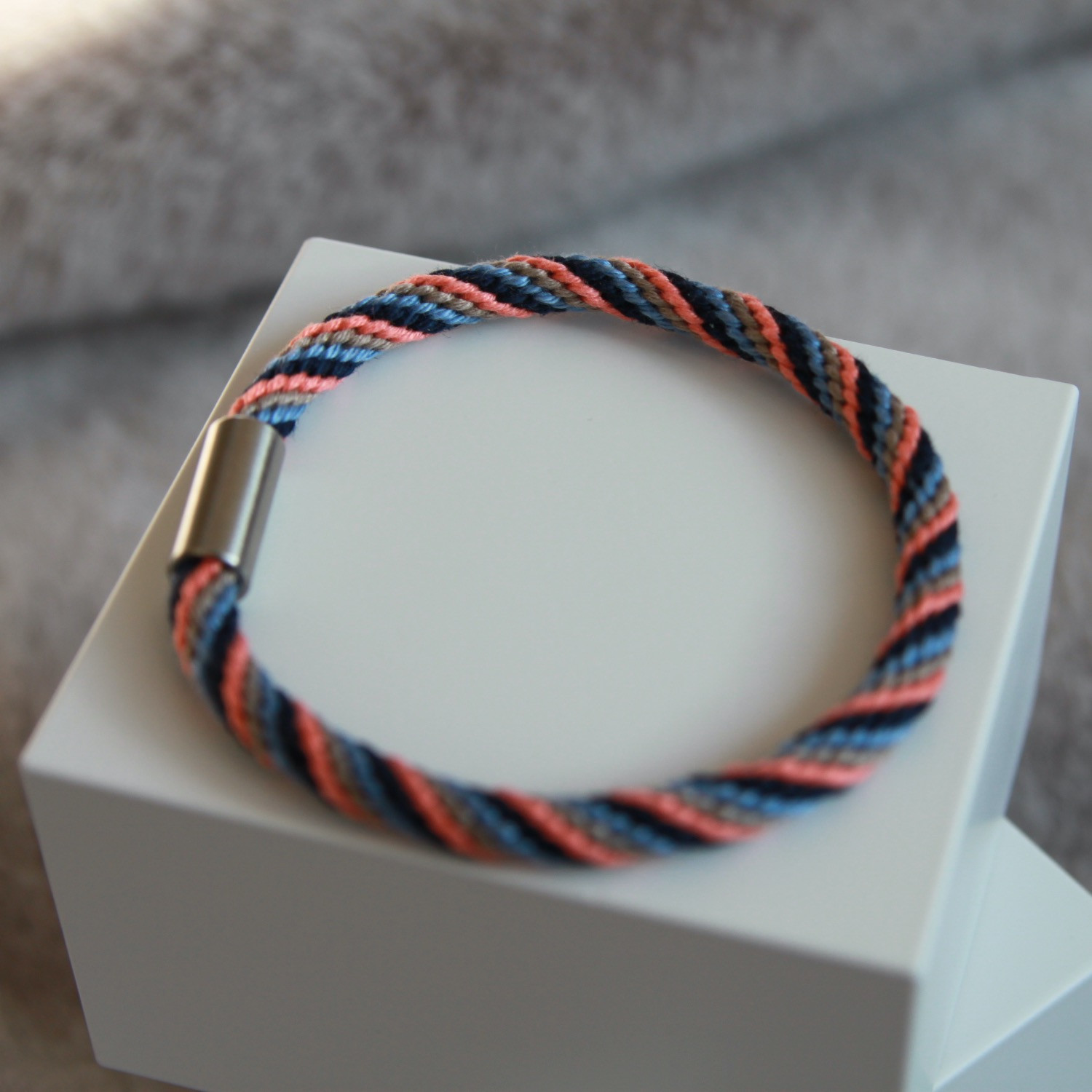Armband Kumihimo, blau-grau-schwarz-altrosa