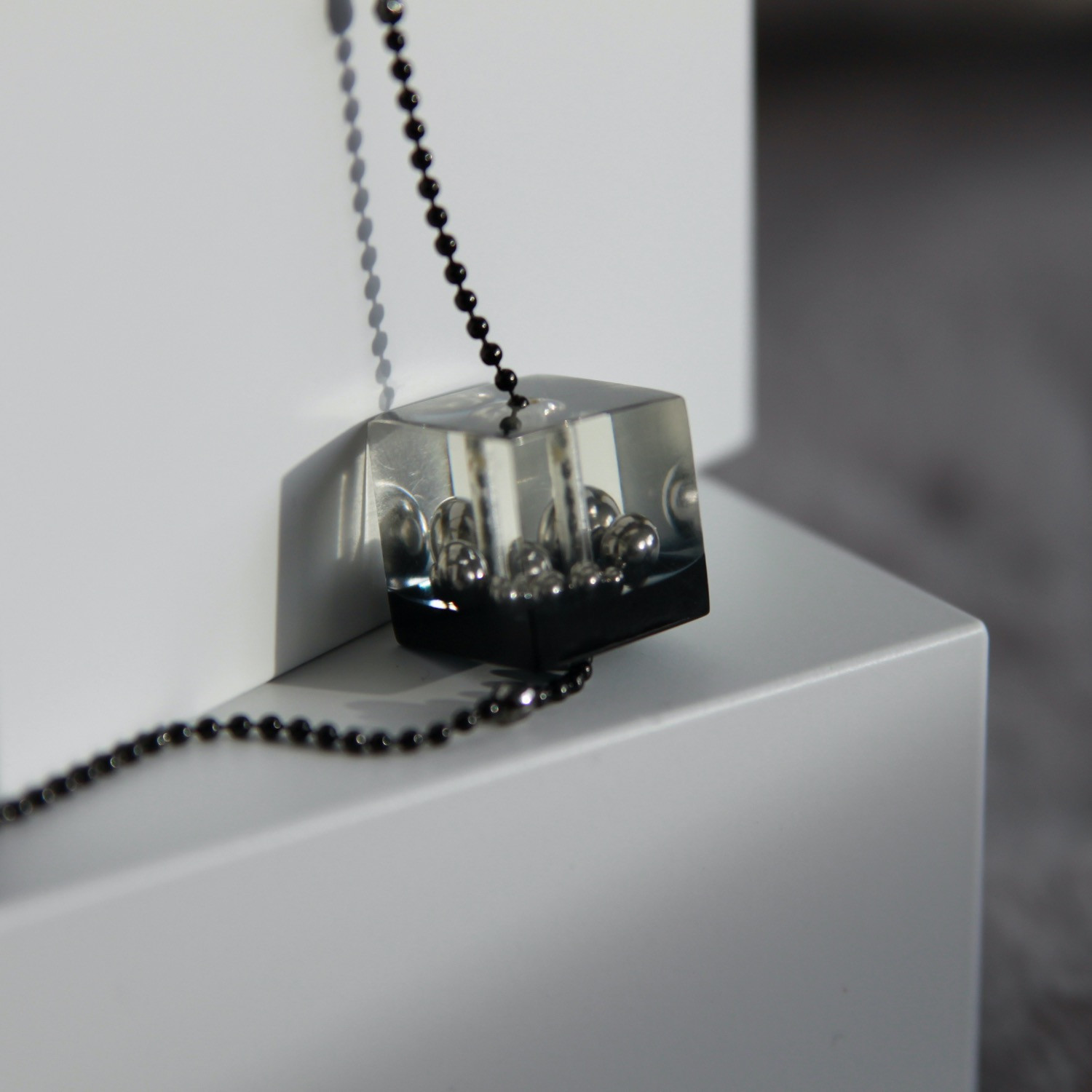 Halskette mit Anhänger Harz-Kugeln