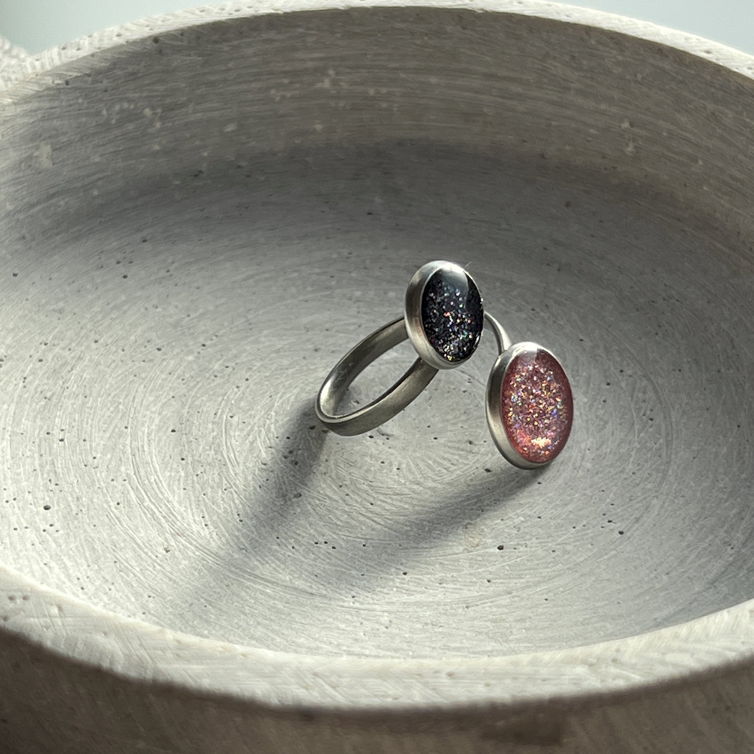 Ring, rund, pink-blau, Edelstahl, mittel, mit Rand