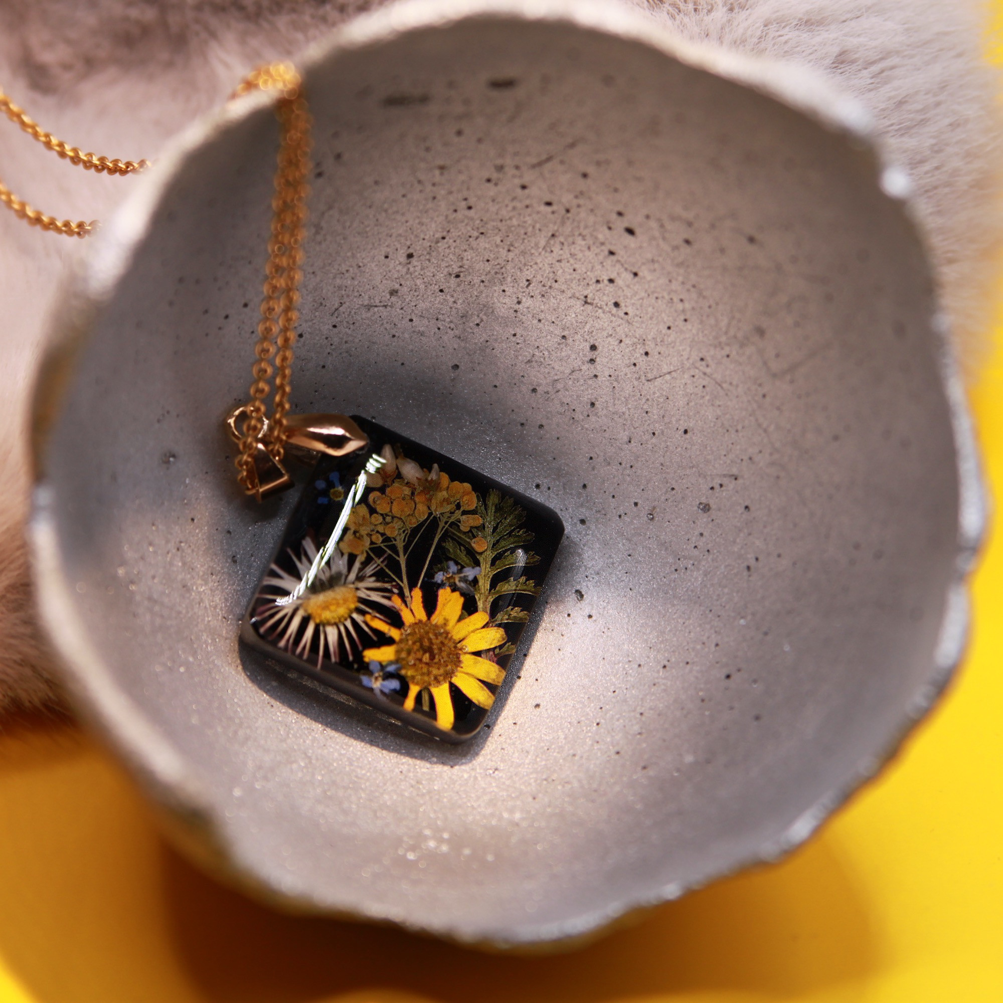 Anhänger, quadratisch, Blüten in Harz auf schwarz