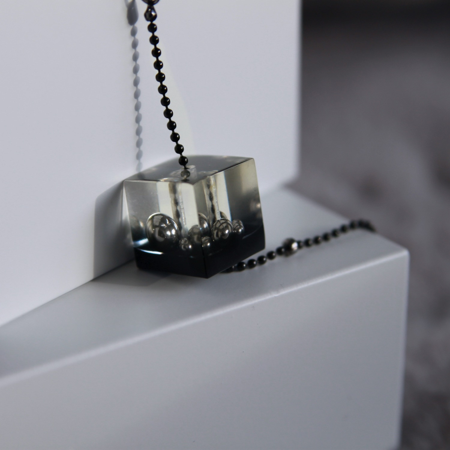 Halskette mit Anhänger Harz-Kugeln