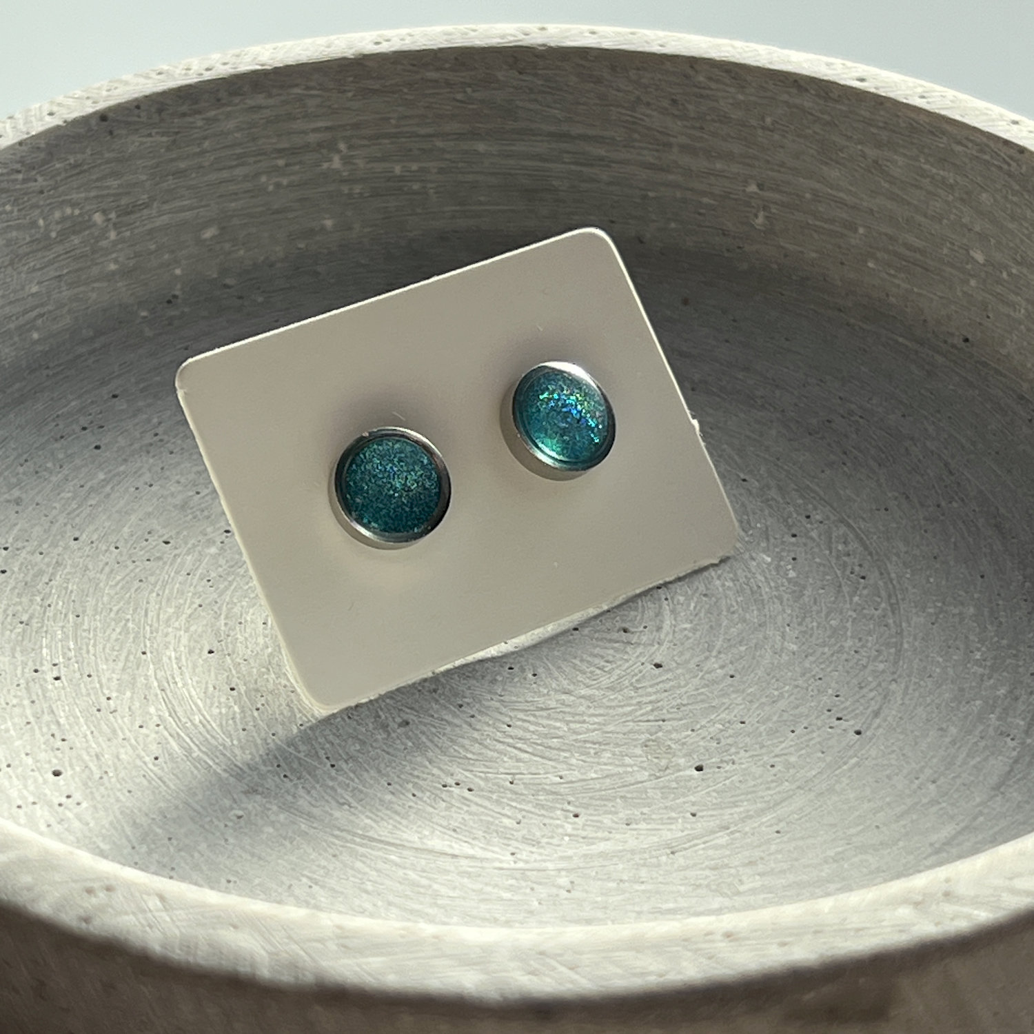 Runde Glitzerohrstecker mit Rand