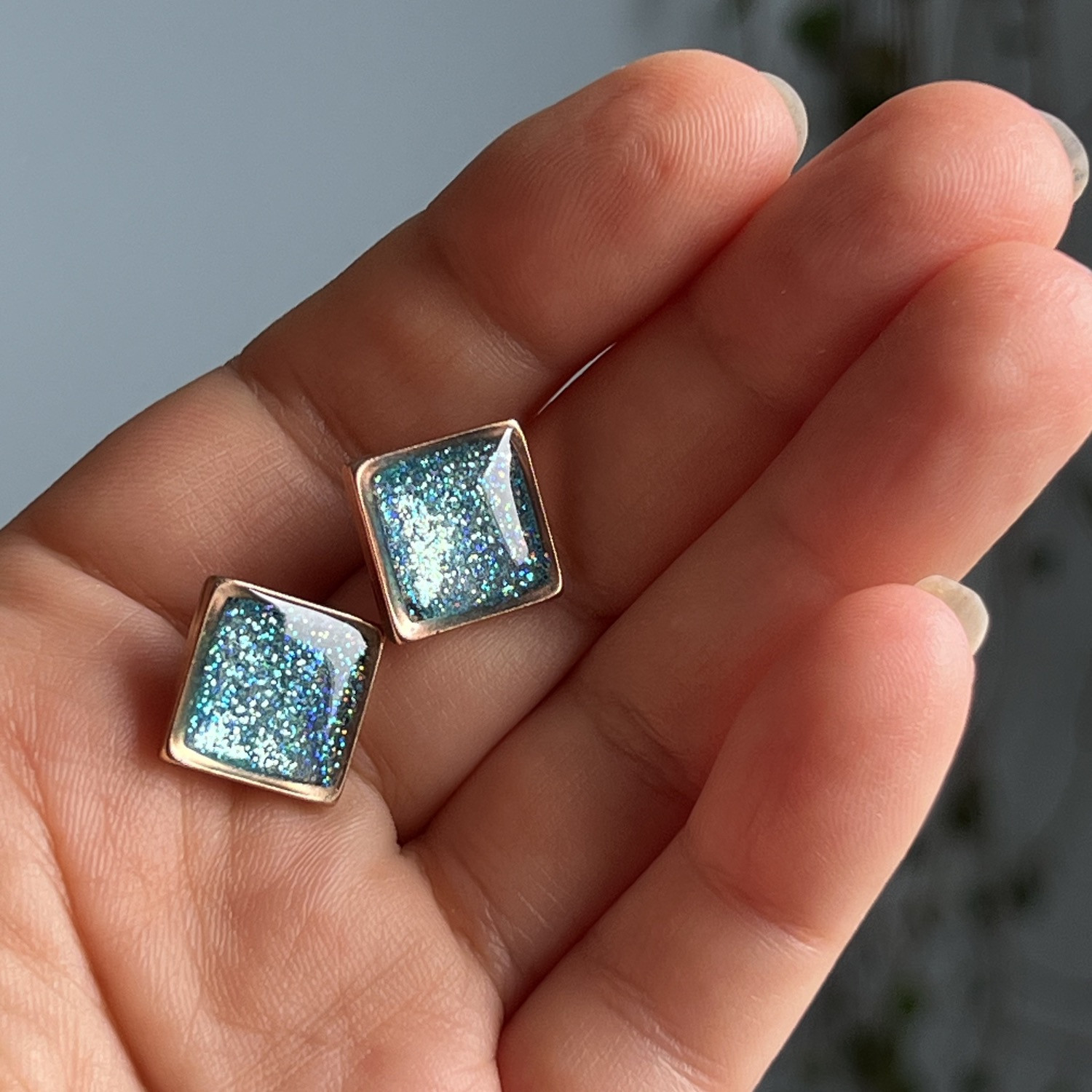 Ohrstecker, quadratisch, blauer Glitzer in Harz