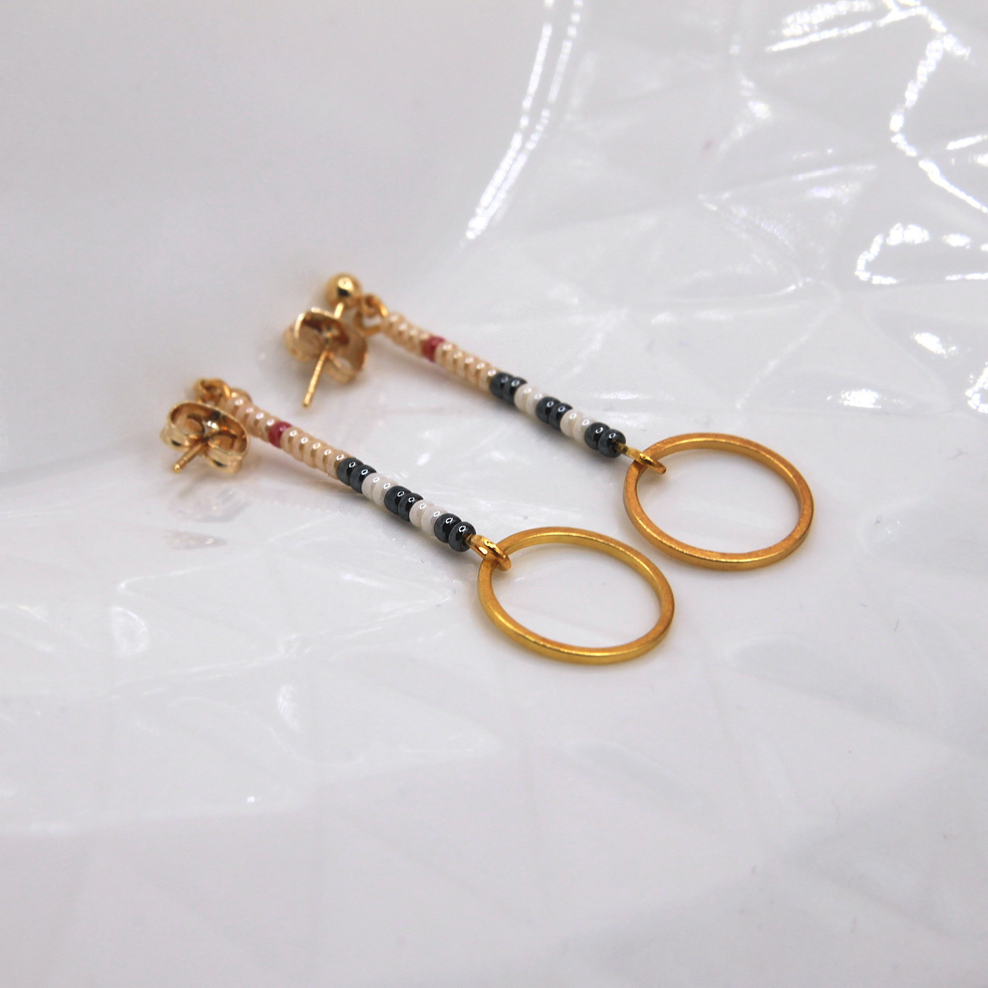 Ohrstecker, Anhänger Miyuki-Perlen und goldfarbener Ring