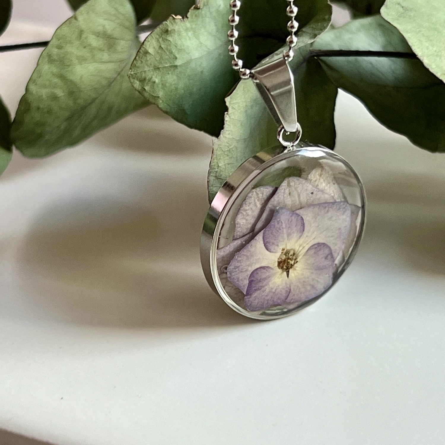 Anhänger, Edelstahl mit eingegossener Hortensienblüte