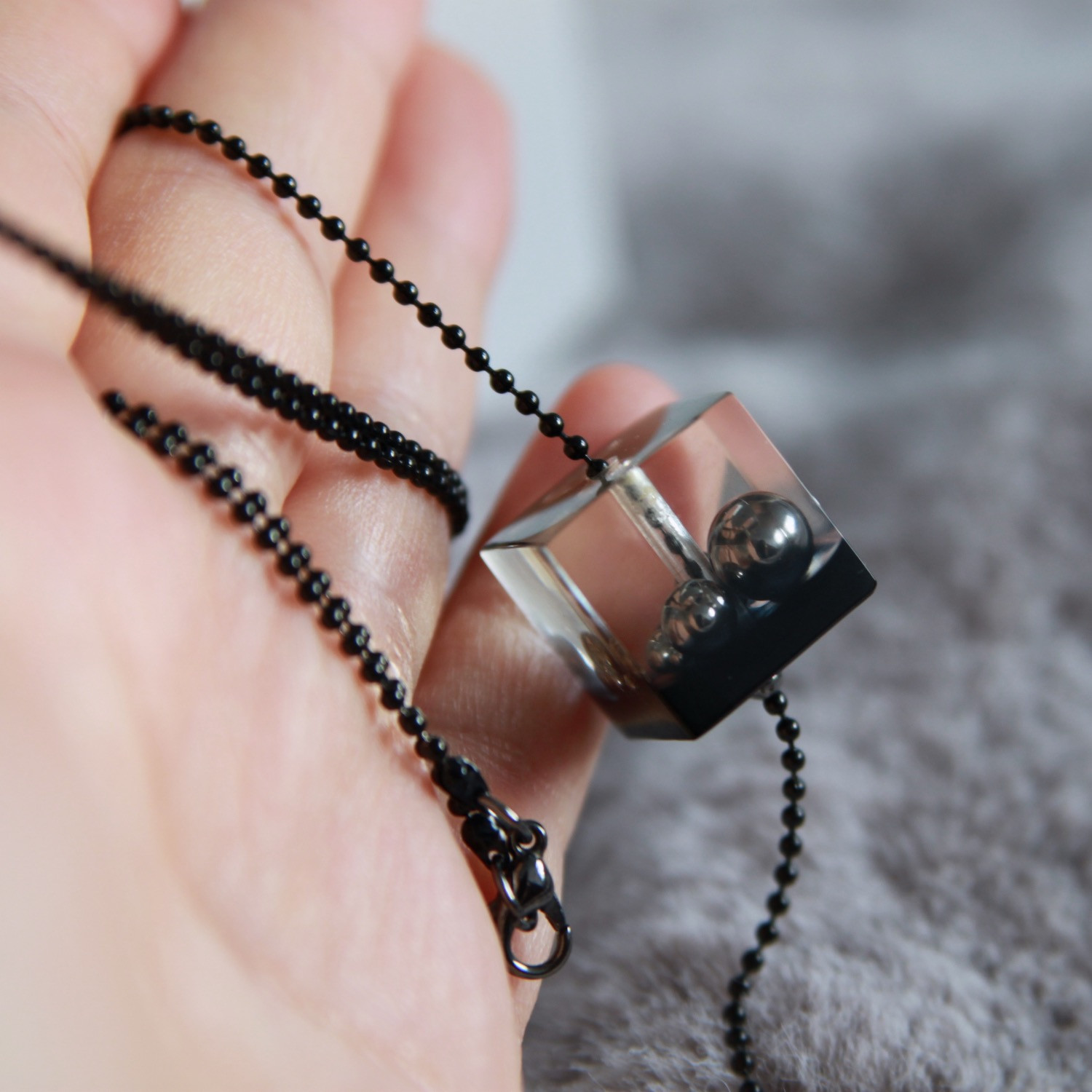 Halskette mit Anhänger Harz-Kugeln