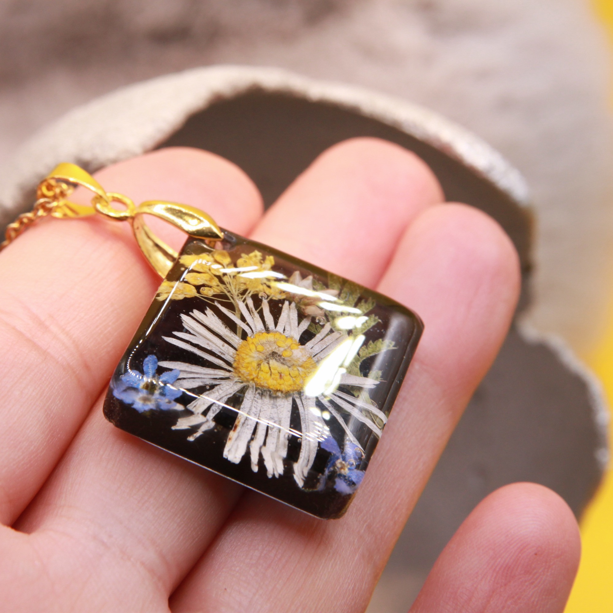 Anhänger, quadratisch, Blüten in Harz auf schwarz