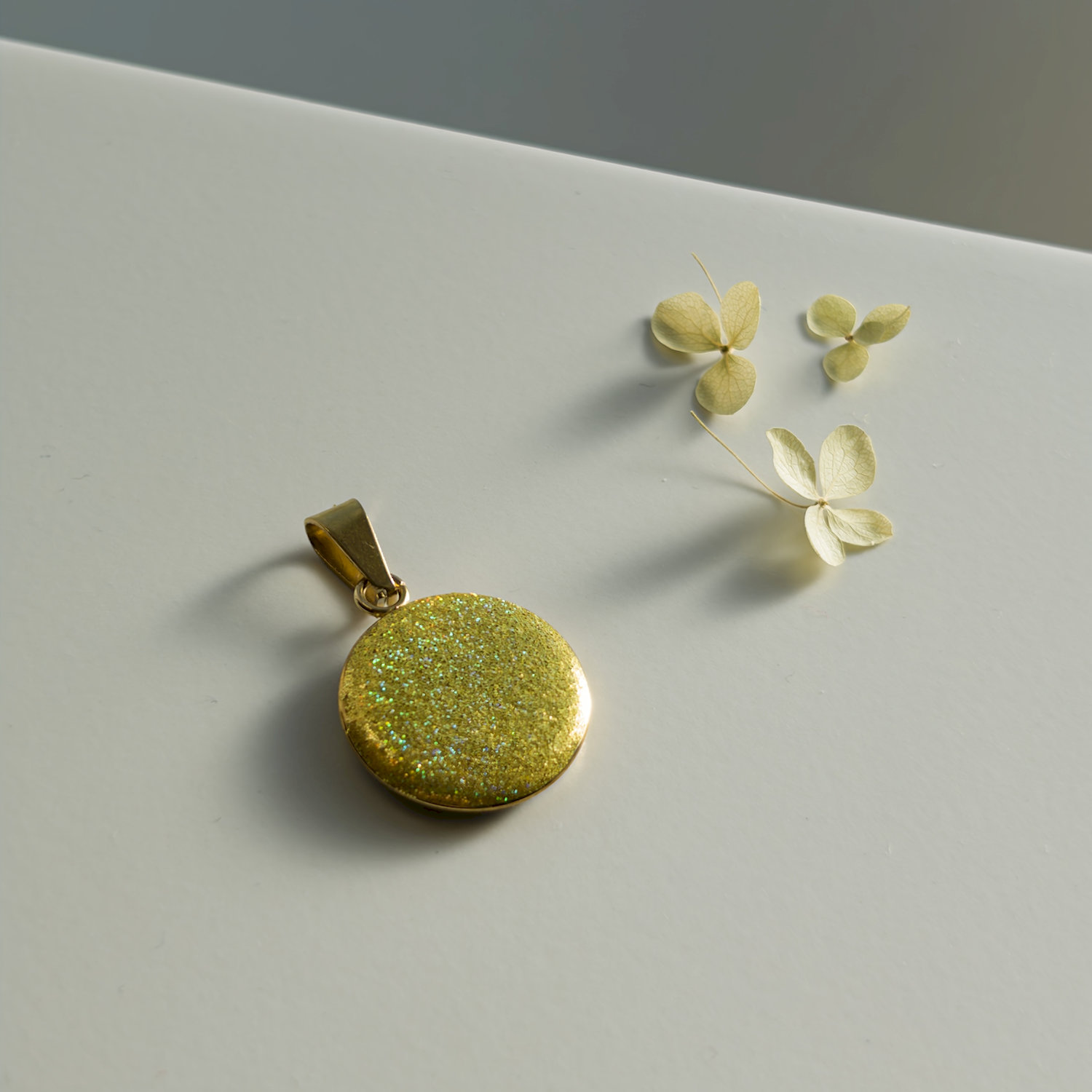 Anhänger, rund, grün-gelb, vergoldet, mittel, ohne Rand