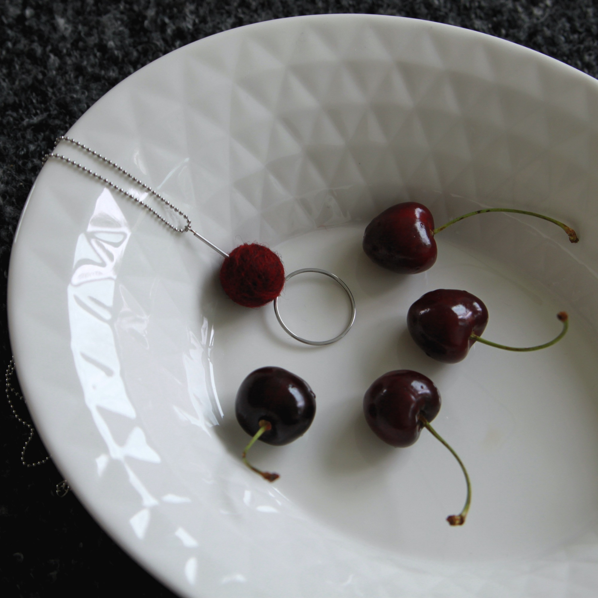 Halskette mit roter Filzkugel