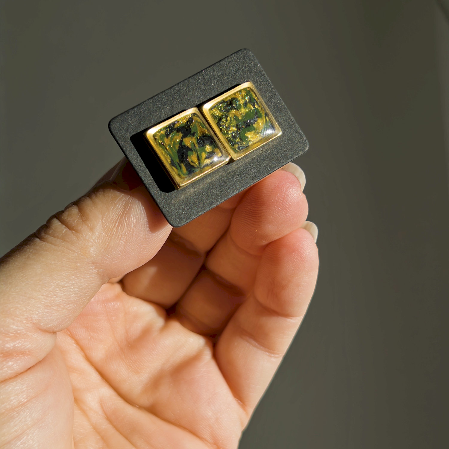 Ohrstecker, quadratisch, grün-gelb, vergoldet, groß, mit Rand