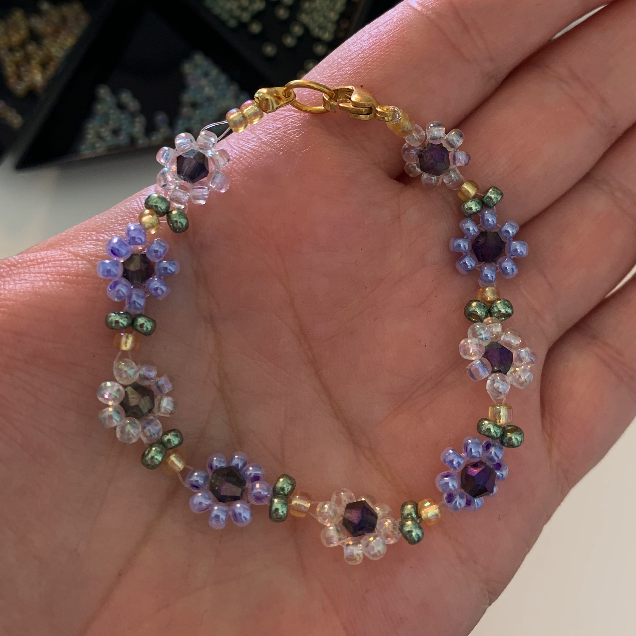 Armband mit Blüten aus Perlen