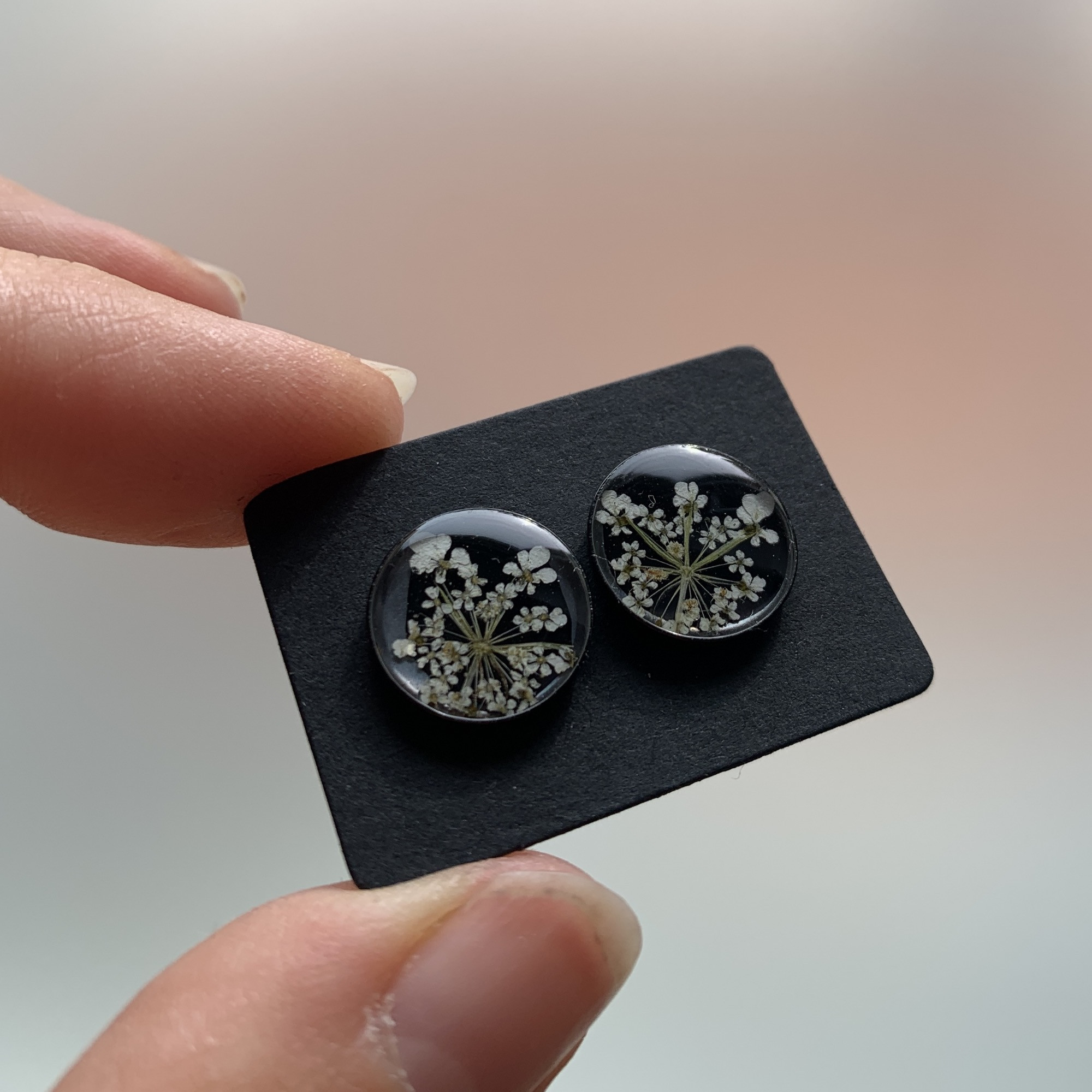 Ohrstecker, rund, Mini-Blüten in Harz