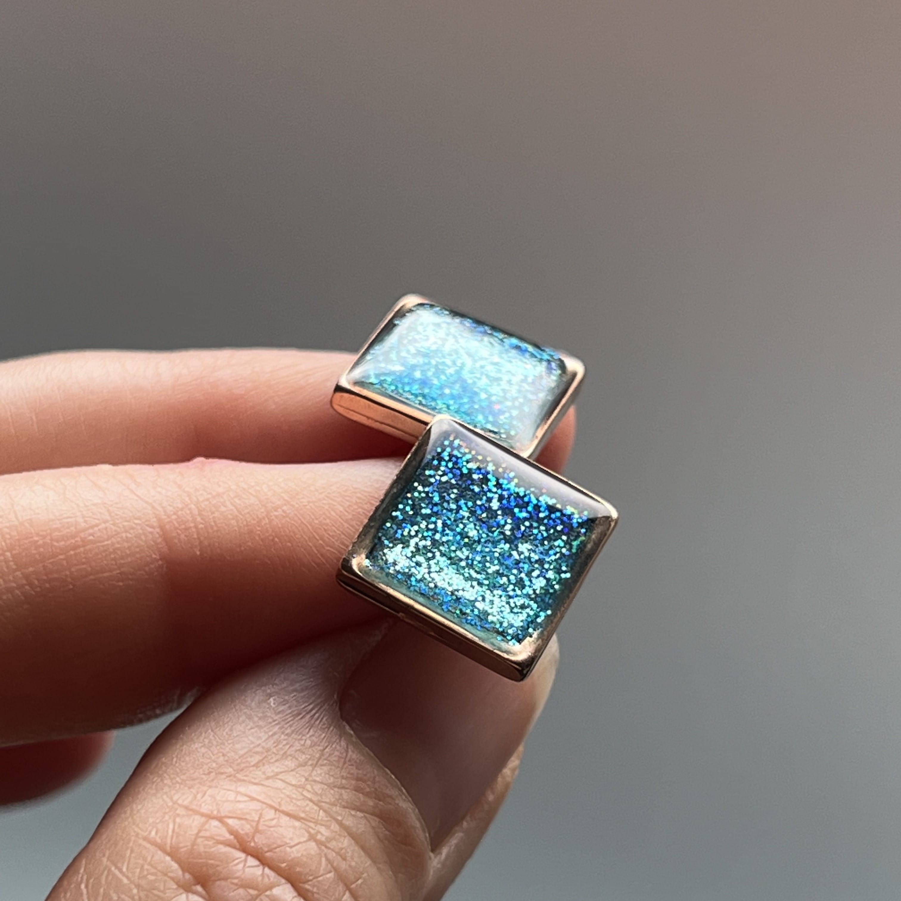 Ohrstecker, quadratisch, blauer Glitzer in Harz