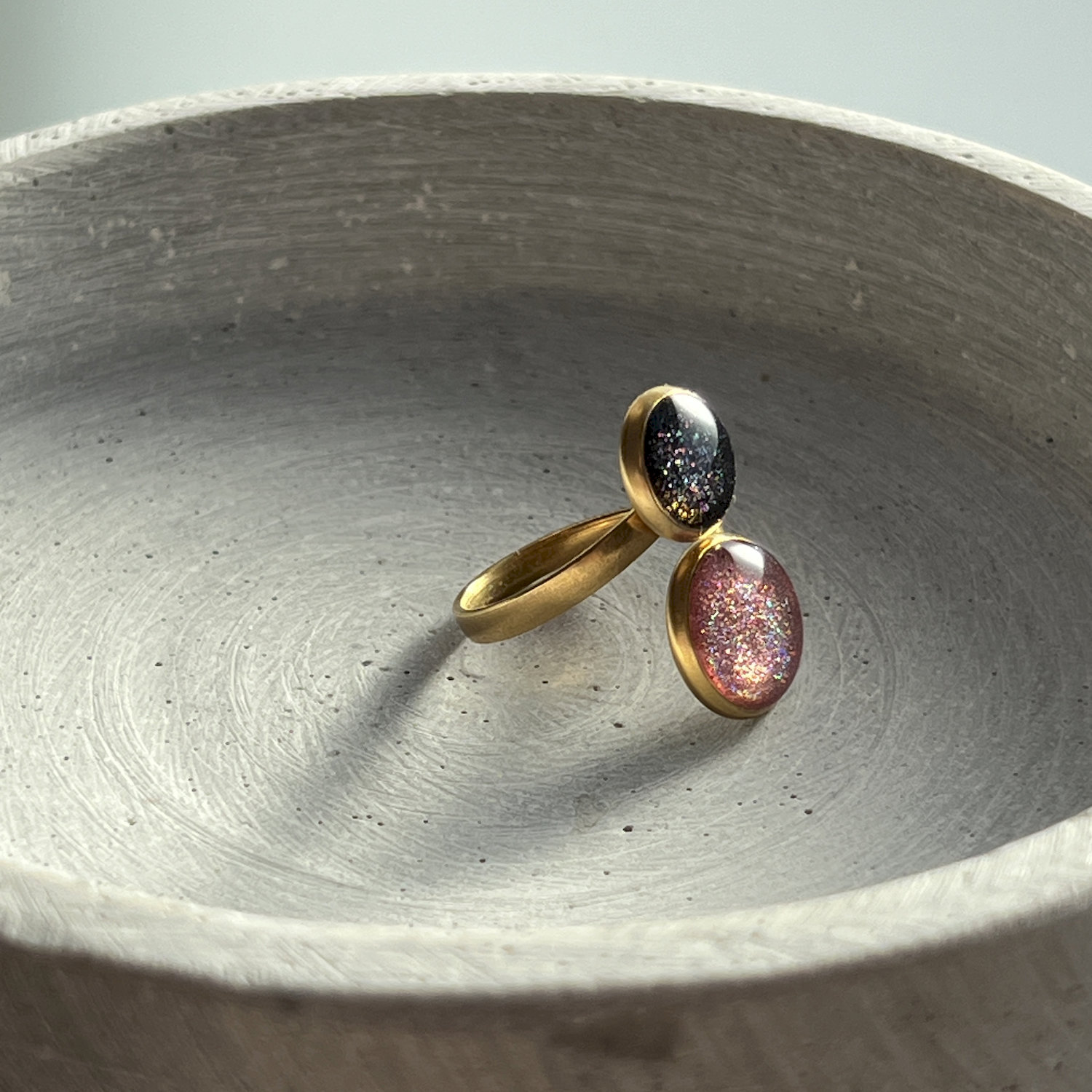 Ring, rund, pink-blau, Edelstahl, mittel, mit Rand